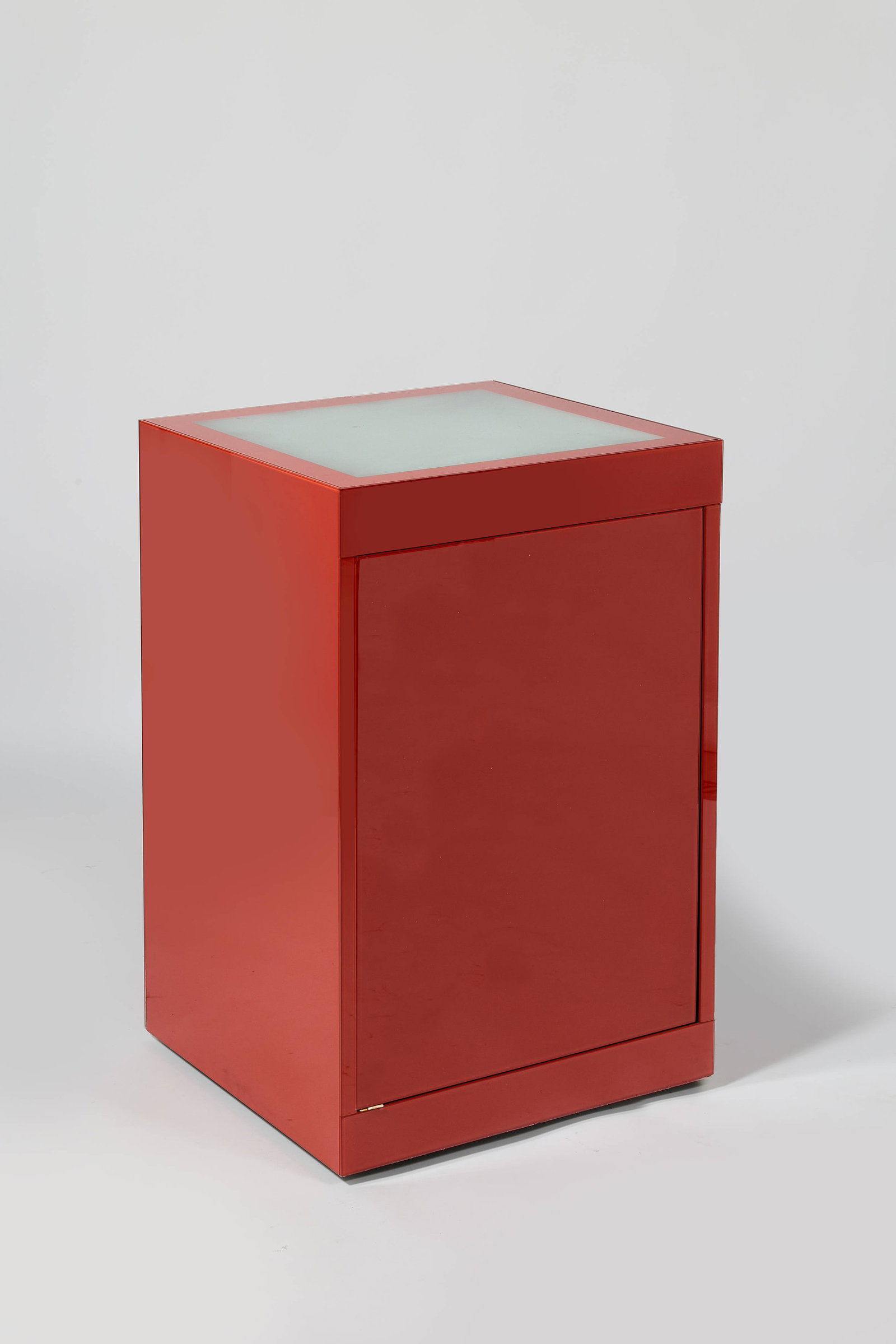 Nanda VIGO: Nanda VIGO Bar mobile – circa 1970 Structure en médium laqué noir recouverte de verre laqué rouge et d’un verre sablé sur le dessus, contenant un réfrigérateu