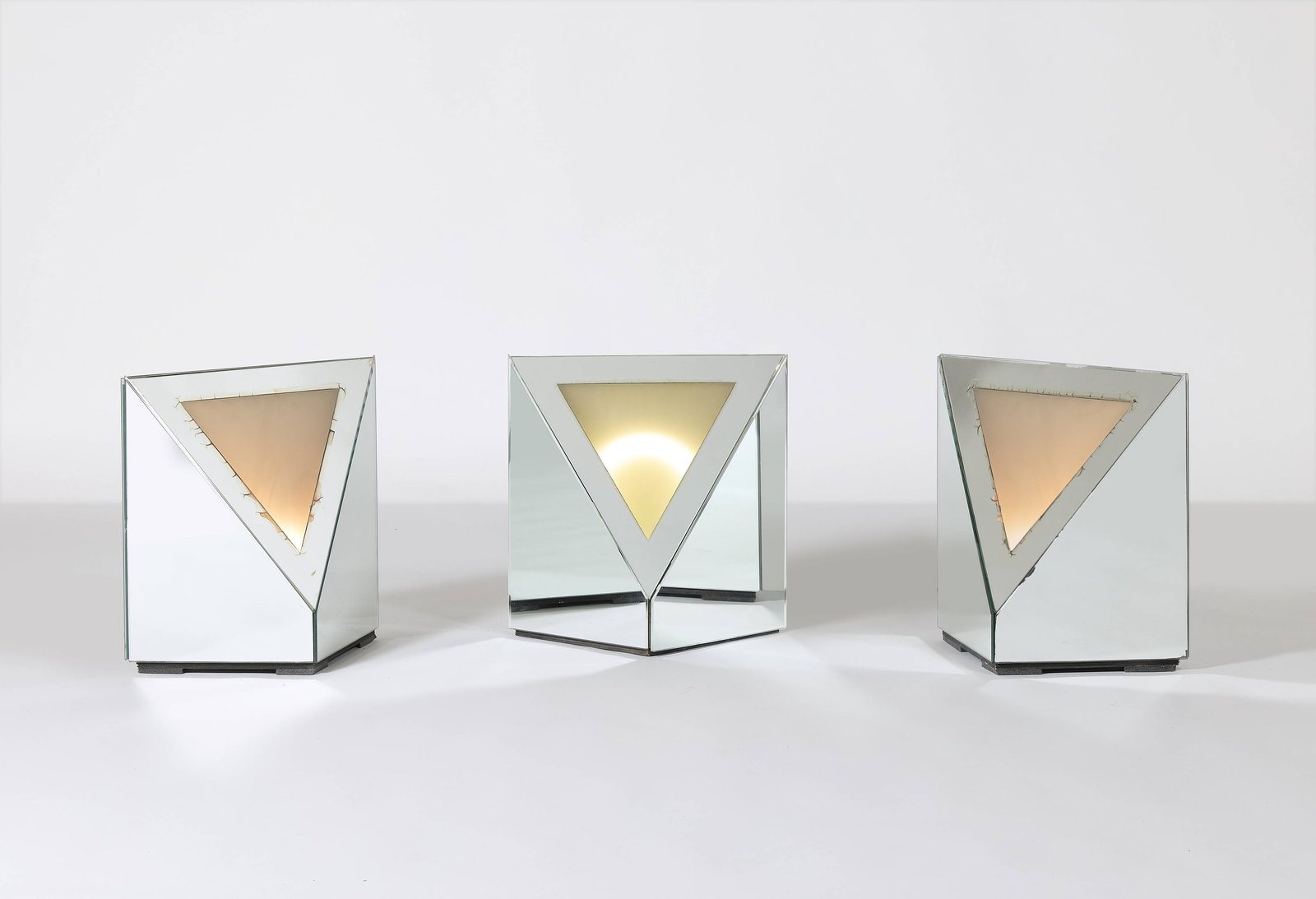 Nanda VIGO: Nanda VIGO Suite de trois sculpture lumineuses « Trigger of space » – circa 1970 Structure en médium recouverte de verre miroité et d’une plaque de verre sablé 22