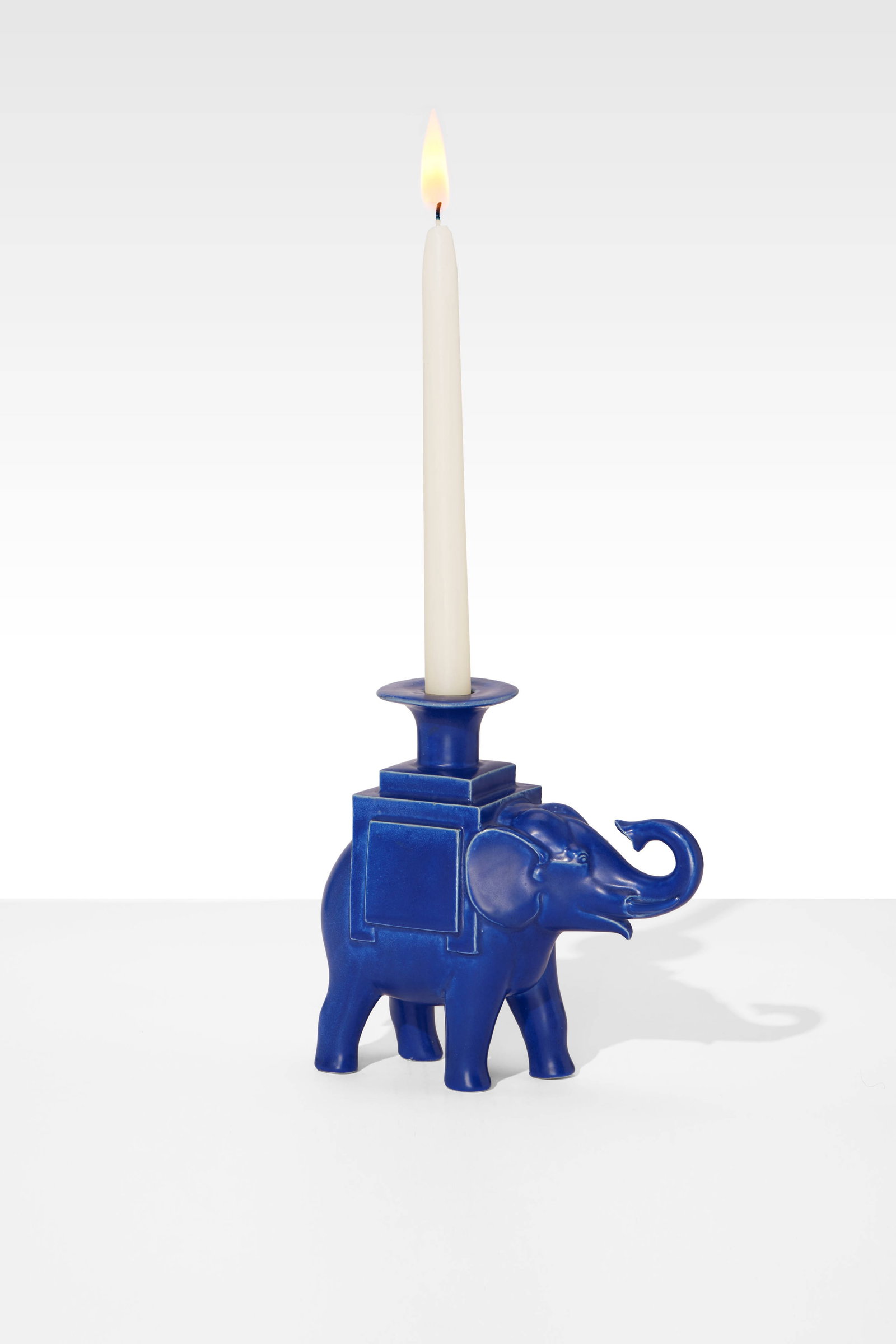 François-Xavier LALANNE: François-Xavier LALANNE Bougeoir « Éléphant » – 1985 Porcelaine émaillée bleu Édition Artcurial Numéroté "107/700", estampillé du cachet