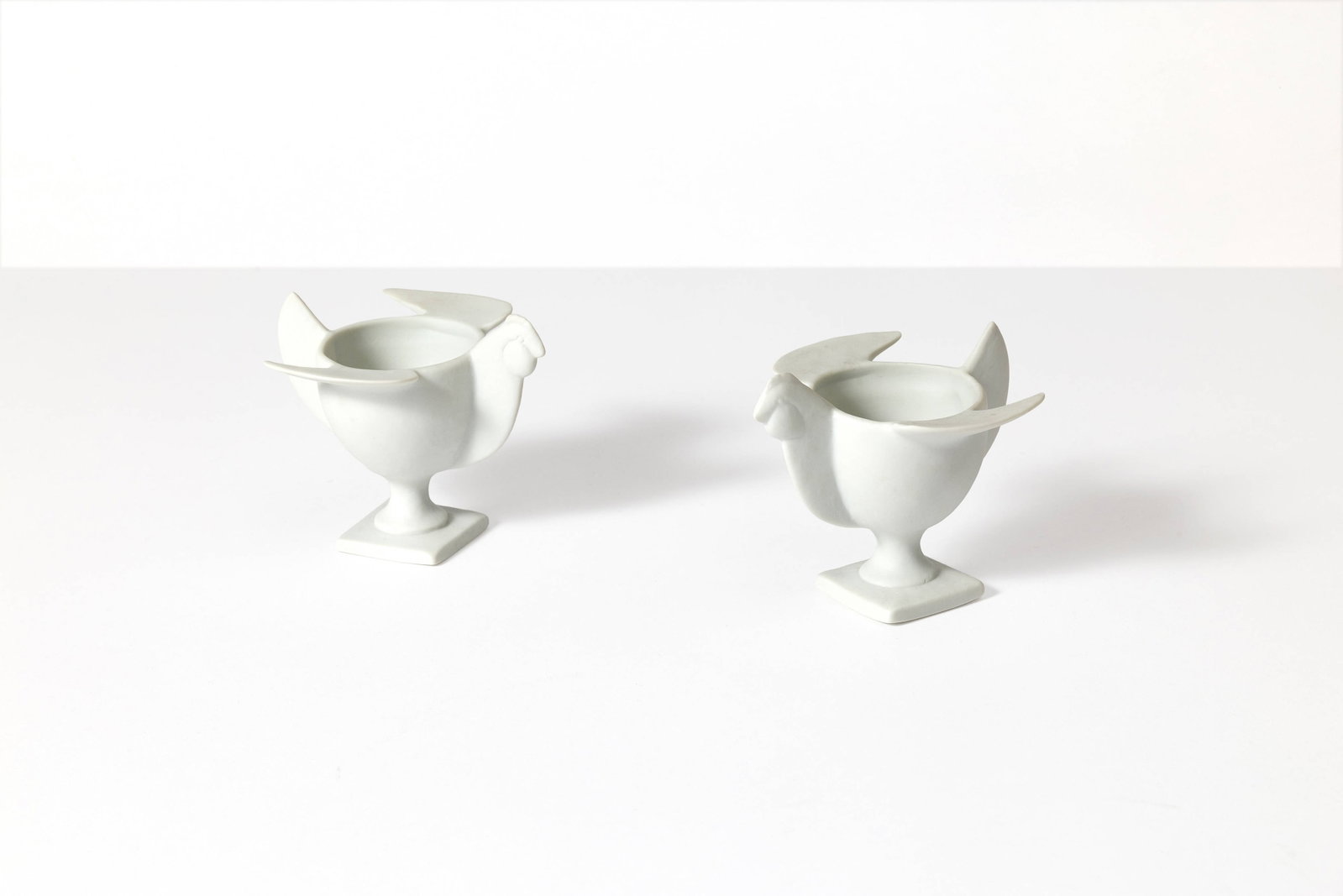 François-Xavier LALANNE: François-Xavier LALANNE Paire de coquetiers « Poule » – modèle créé circa 1990 Biscuit de Paris Manufacture Porcelaine de Paris Chacun signé "LALANNE FRANCE"