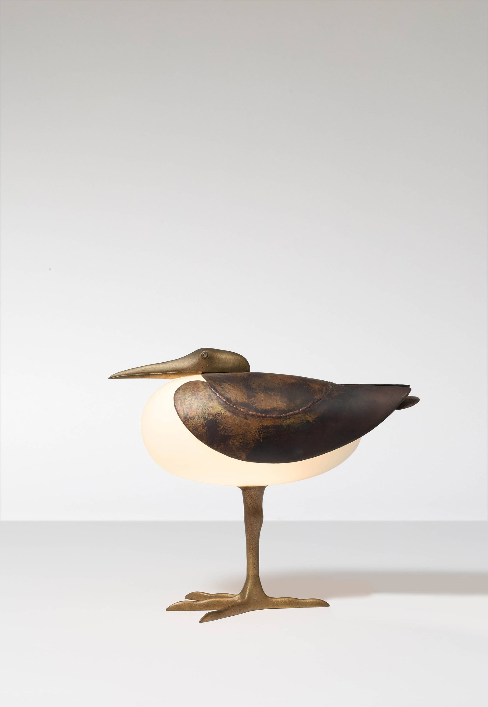 François-Xavier LALANNE: François-Xavier LALANNE Lampe « Petit échassier » – circa 1994 Tête et pied en bronze patiné, corps en cuivre patiné et réflecteur en verre opalin