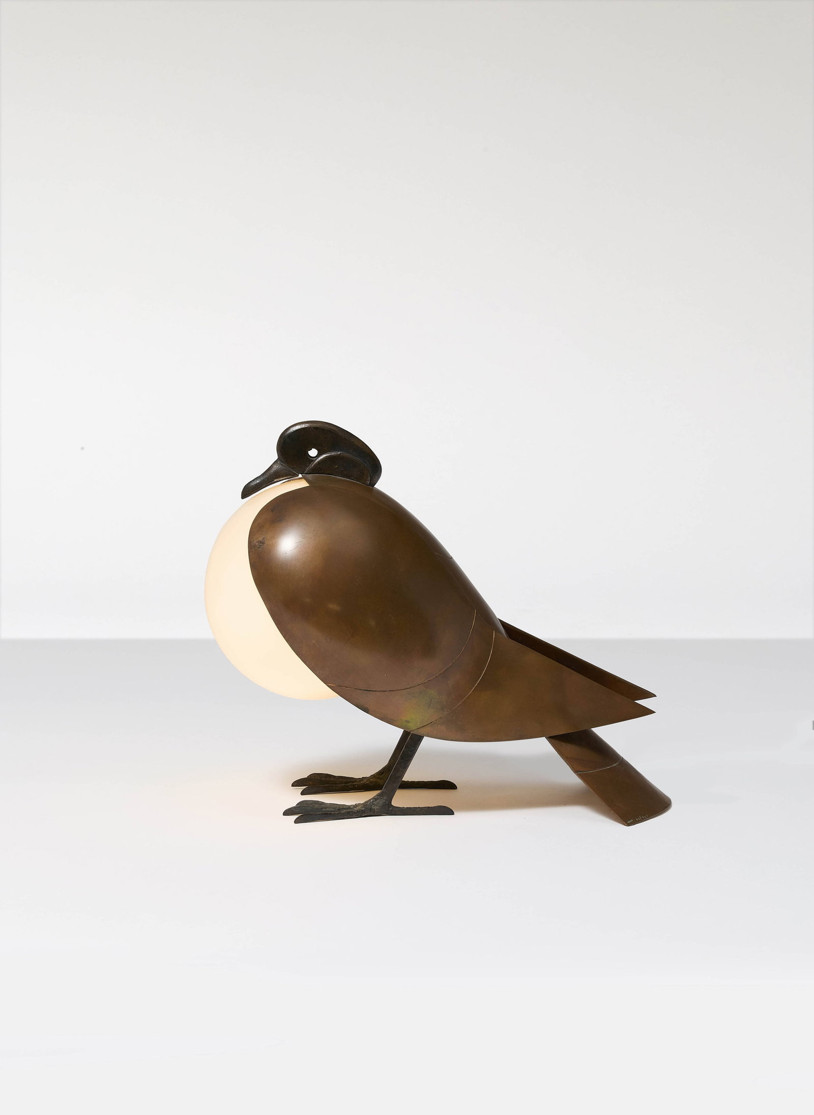 François-Xavier LALANNE: François-Xavier LALANNE Lampe « Pigeon » – circa 1990 Corps en cuivre patiné, réflecteur en verre opalin Édition Artcurial Monogrammée «FXL»,