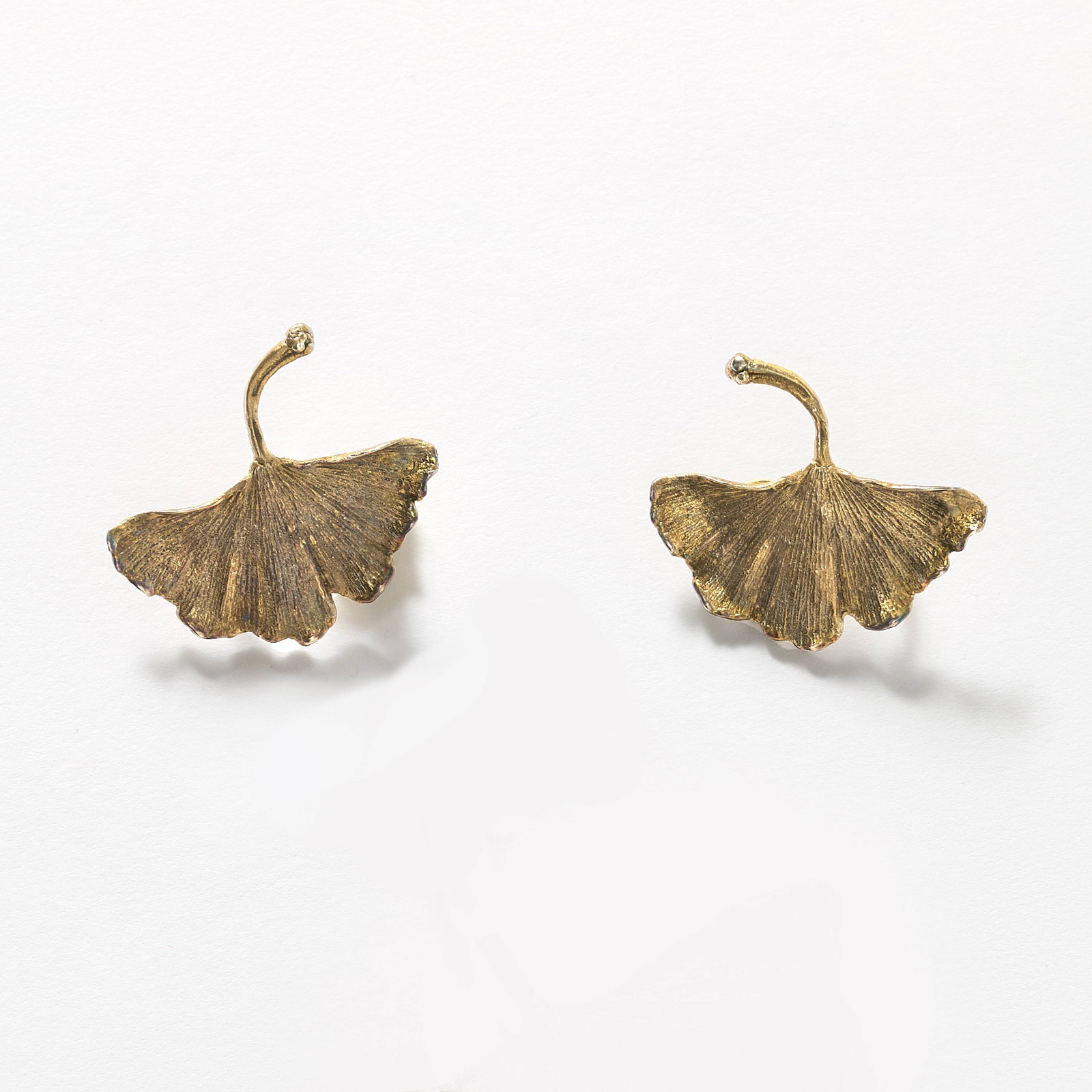 Claude LALANNE: Claude LALANNE (1925-2019) Paire de clips d’oreilles « Gingko » – modèle créé en 1995 Vermeil Édition Artcurial Chacune signée «C. LALANNE»,