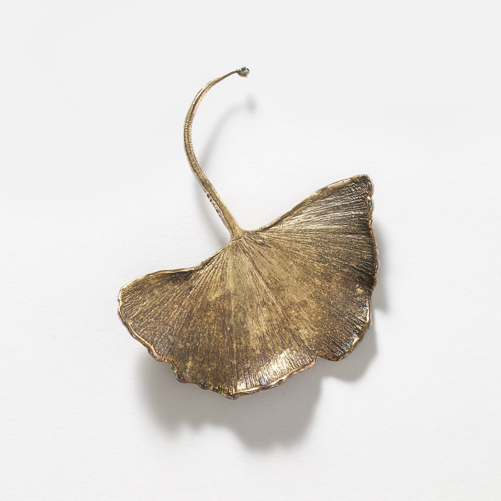 Claude LALANNE: Claude LALANNE (1925-2019) Broche « Gingko » – modèle créé circa 1990 Vermeil Édition Artcurial Signée «C. LALANNE», estampillée du cachet de
