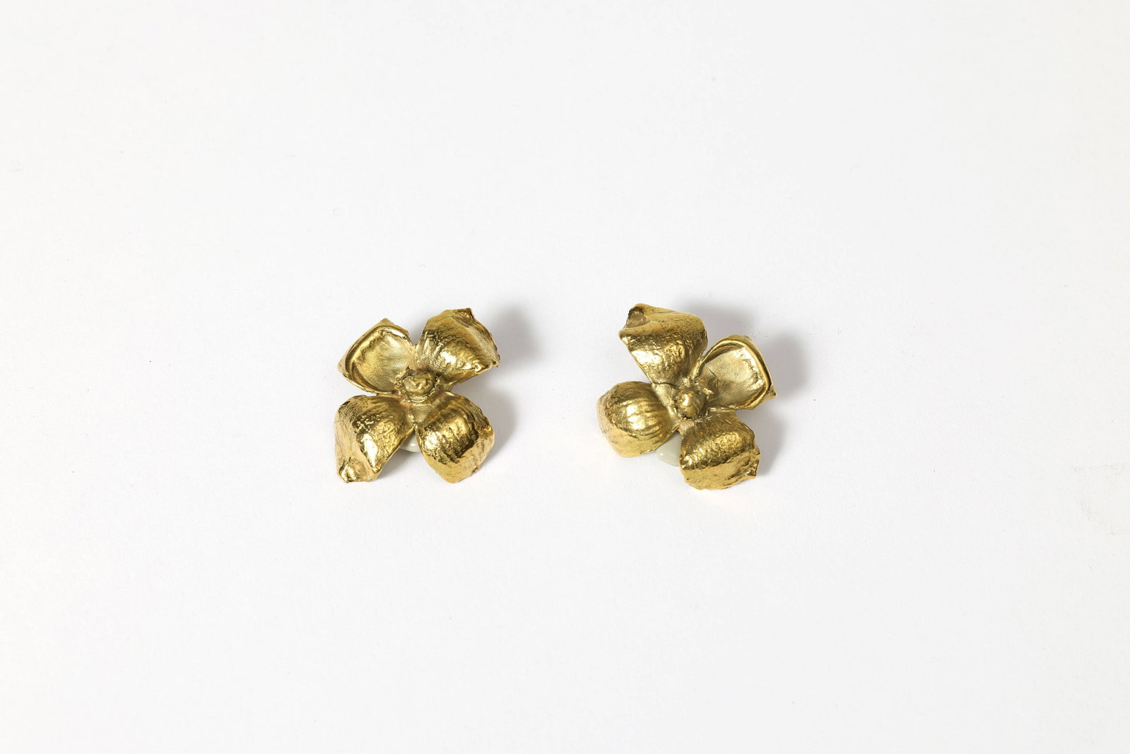 Claude LALANNE: Claude LALANNE (1925-2019) Paire de clips d’oreilles « Clématite » – modèle créé circa 1990 Or 18k Édition Artcurial Signées «C.
