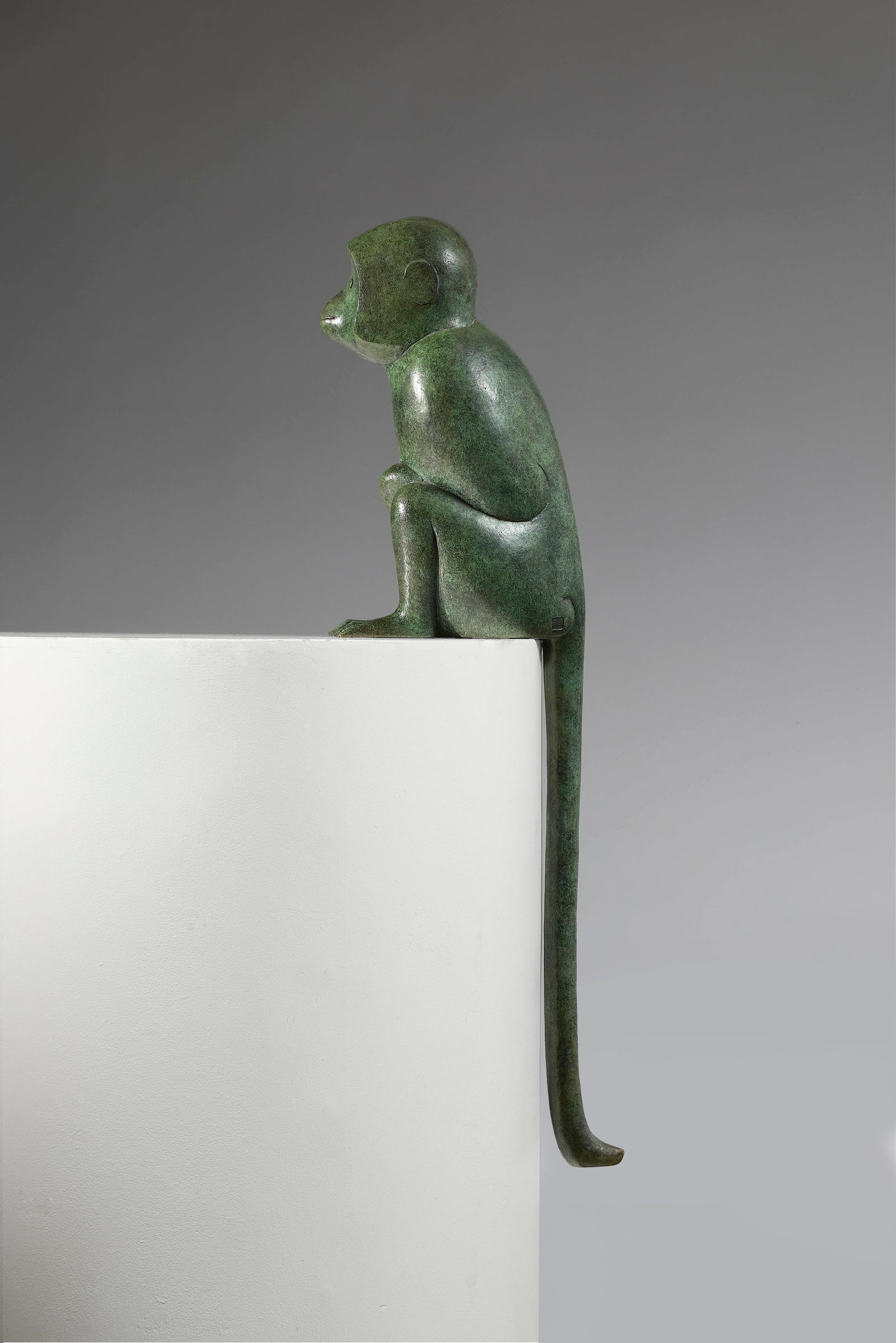 François-Xavier LALANNE: François-Xavier LALANNE « Singe attentif II » – 1999 Bronze patiné vert Monogrammé «FxL», marqué «SII», numéroté «EA 1/4 A»