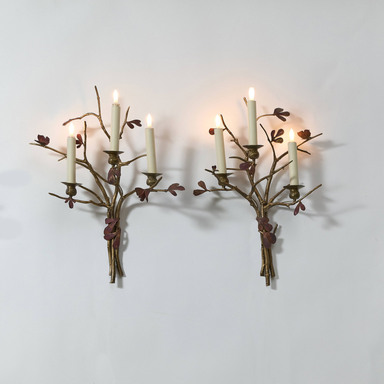Claude LALANNE: Claude LALANNE (1925-2019) Paire d’appliques « Structure végétale » à trois lumières, pièce unique – 1996 Bronze doré et cuivre galvanisé