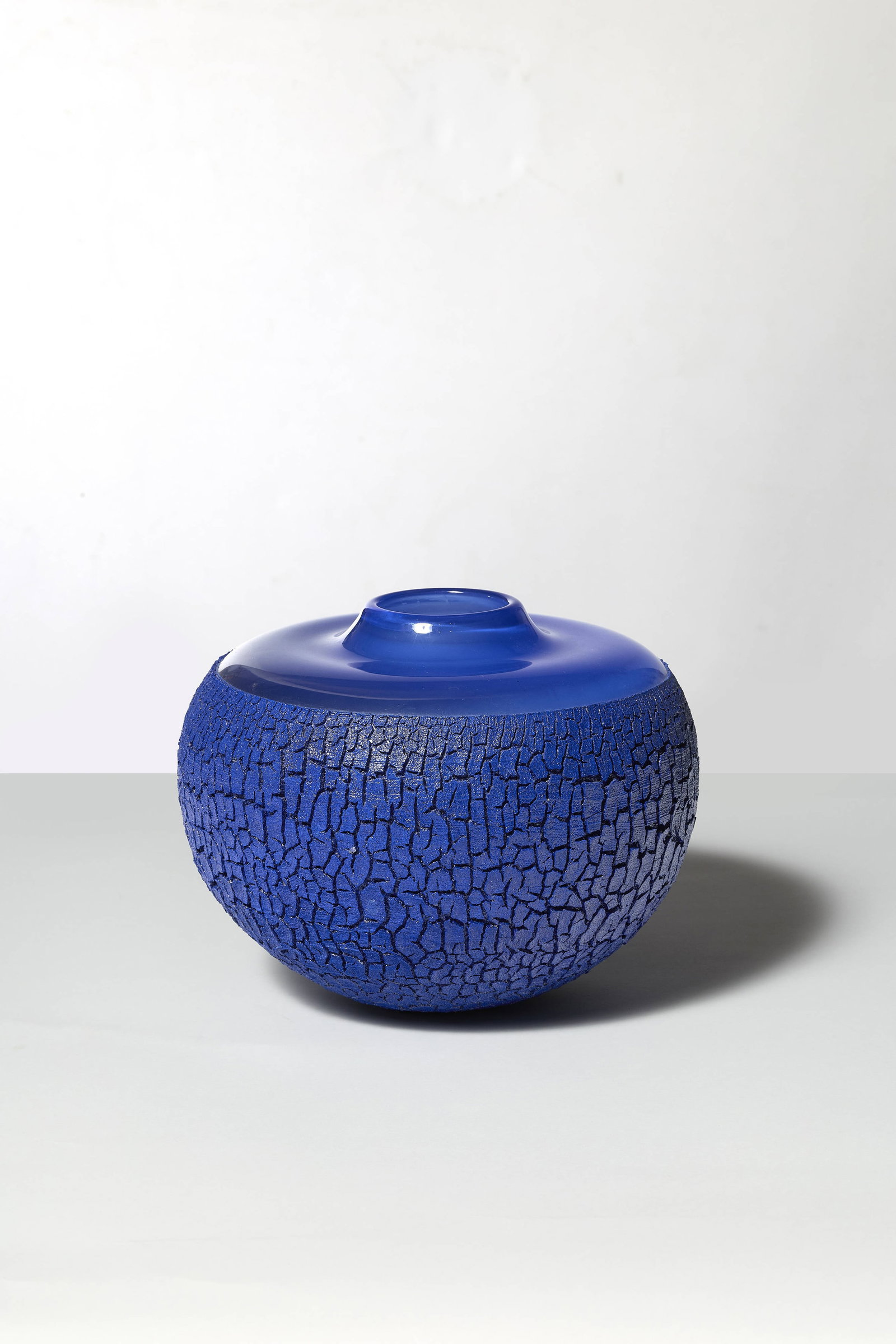 Mieke GROOT: Mieke GROOT (Née en 1949) Vase – 1997 Verre soufflé, recouvert d’un émail bleu craquelé Signé et daté «97» sous la base 20 × 25 cm Provenance :