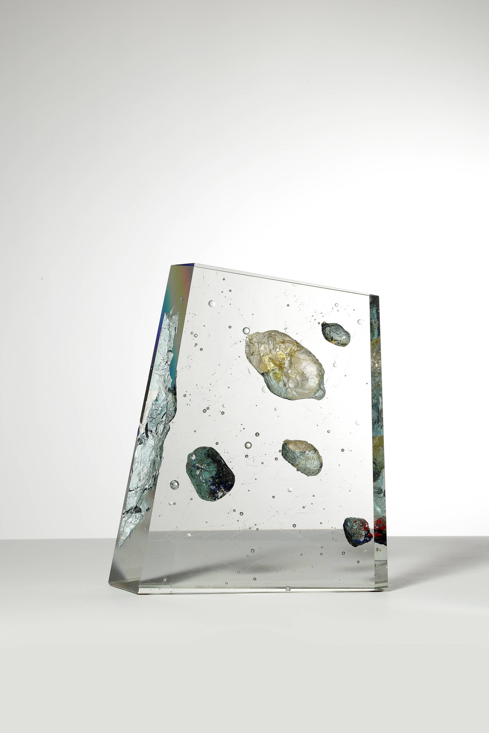 Yan ZORITCHAK: Yan ZORITCHAK (Né en 1944) « Astéroïde M 451 » – 1995 Cristal poli avec inclusions d’oxydes métalliques Signé et daté «1995» sur la base