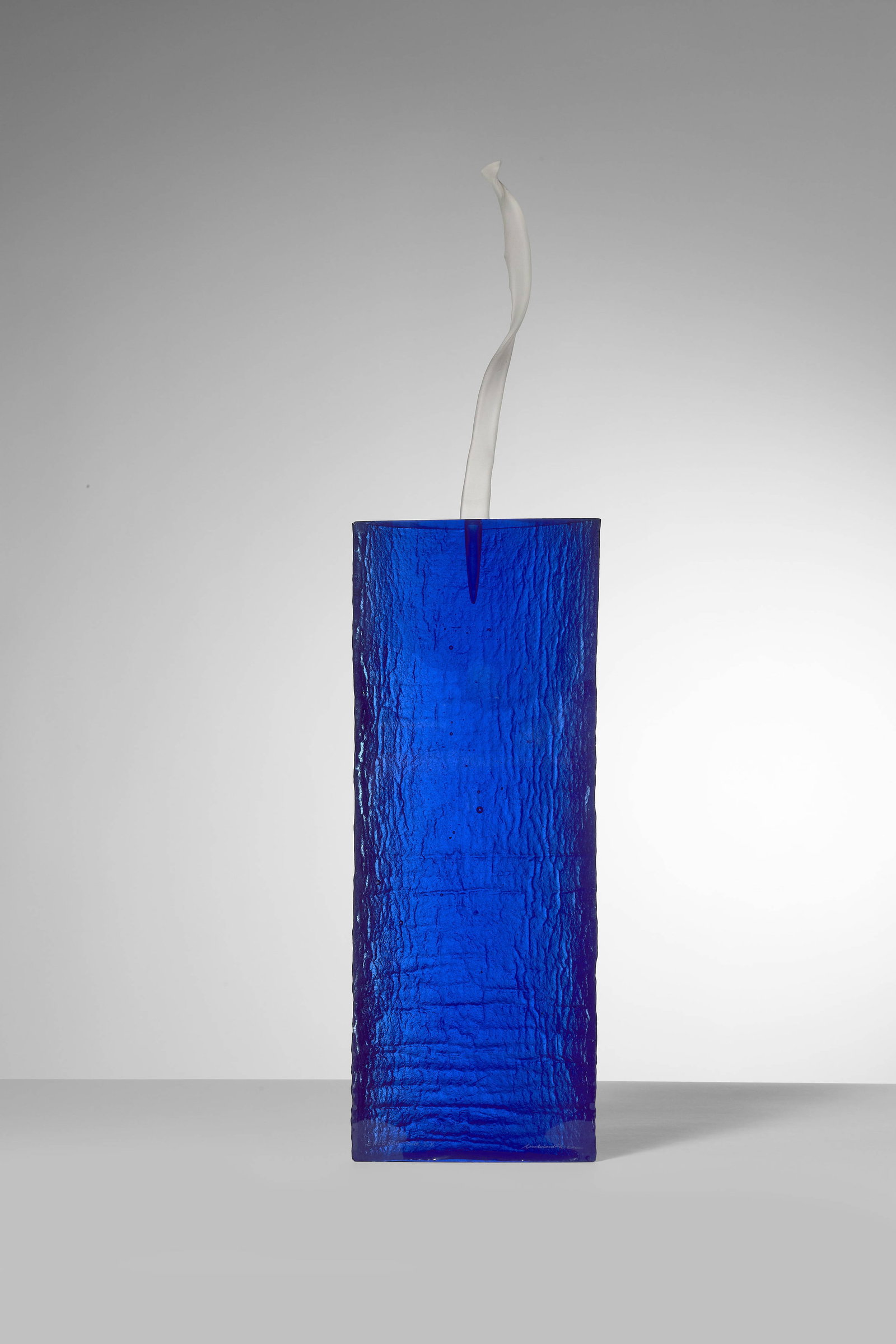 Jean-Pierre UMBDENSTOCK: Jean-Pierre UMBDENSTOCK (1950 - 2011) « Encrier pour V.K. » – 2000 Verre optique bleu semi-hémisphérique et élément torsadé blanc sablé figurant une plume