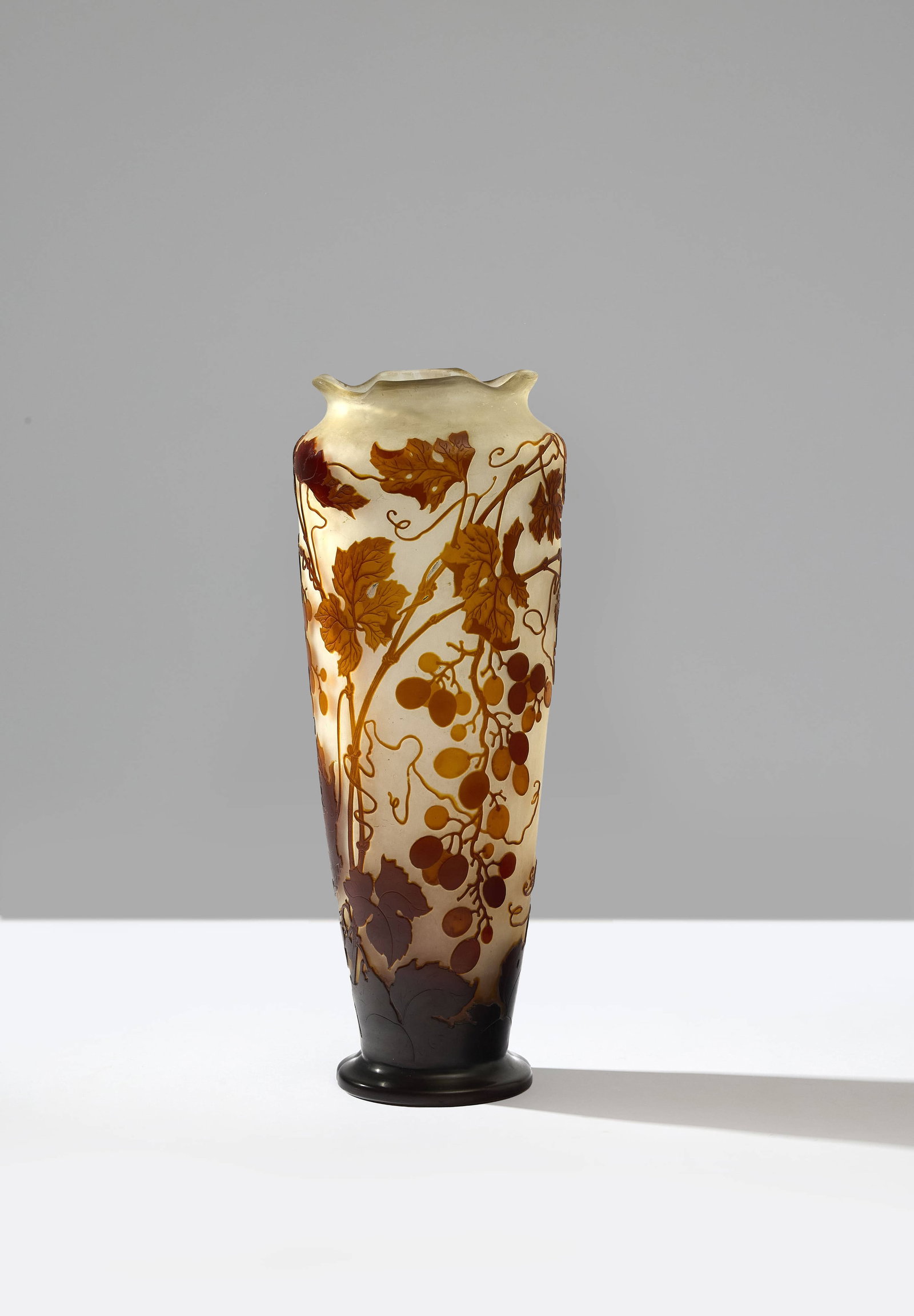ÉTABLISSEMENT GALLÉ: ÉTABLISSEMENT GALLÉ (1904-1936) Vase – circa 1910 Épreuve en verre multicouche dégagé à l’acide à col polylobé et décor de pampres Signé