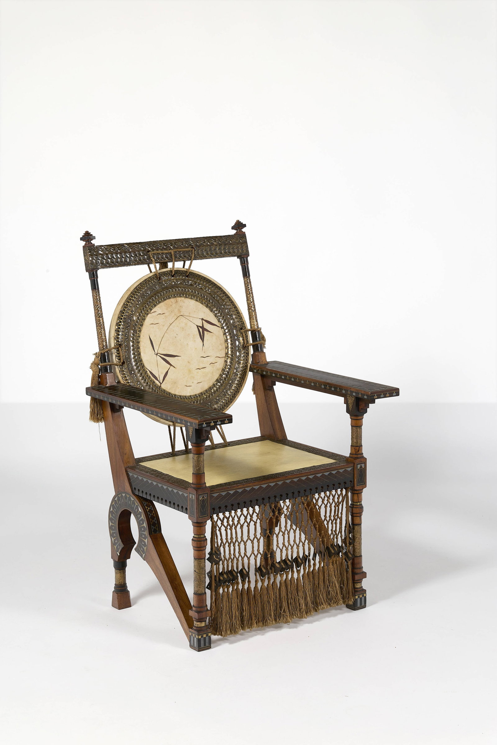 Carlo BUGATTI: Carlo BUGATTI Fauteuil – circa 1902 Structure en noyer naturel et teinté, peuplier et okoumé, à décor d’incrustations de laiton et d’étain, de cuivre