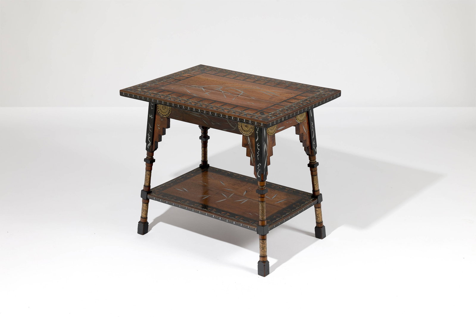 Carlo BUGATTI: Carlo BUGATTI Table – circa 1900 Structure en noyer, peuplier, érable sycomore, à décor d’incrustations de laiton et d’étain et de cuivre repoussé et