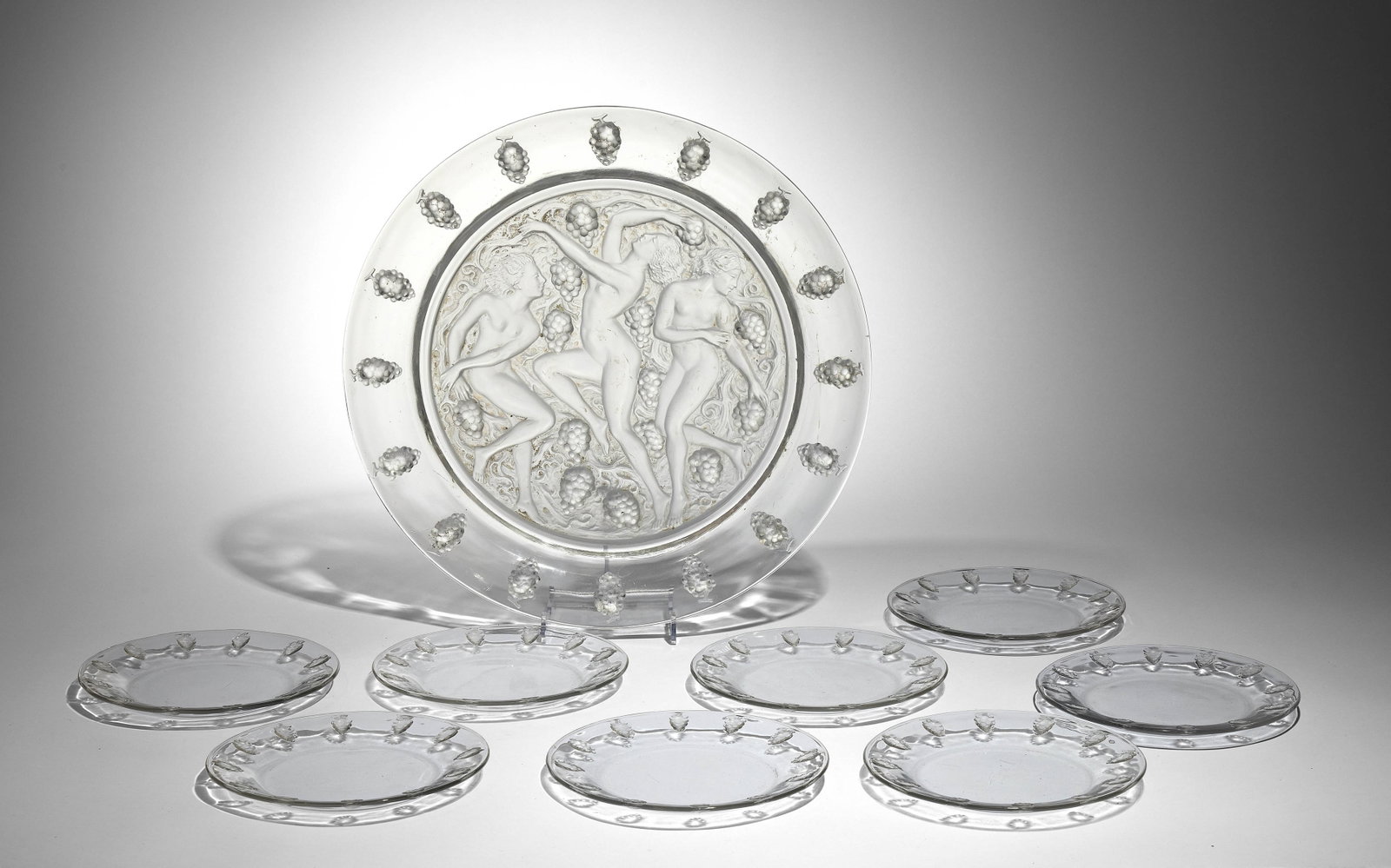 René LALIQUE: René LALIQUE Plat « Côte d’or » – modèle créé en 1943 Verre moulé-pressé partiellement dépoli Signé «R.LALIQUE» D. : 40 cm