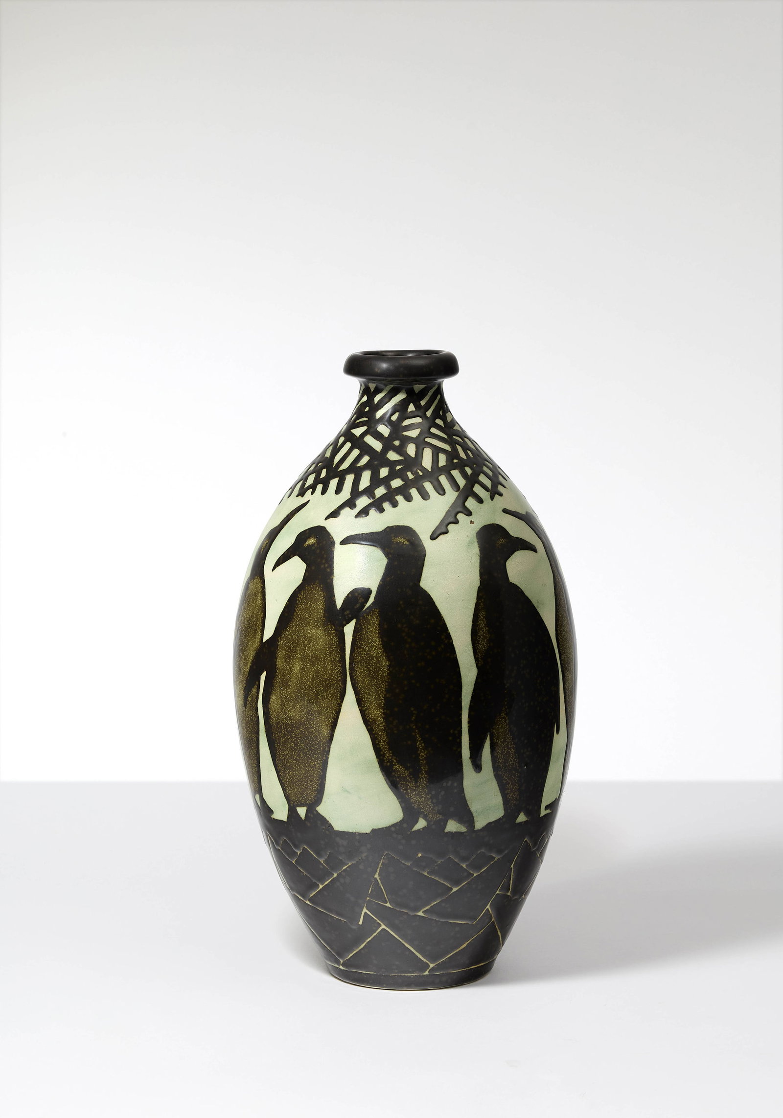 Charles CATTEAU: Charles CATTEAU Vase « Pingouins » – circa 1930 Grès émaillé à décor d’une frise de pingouins dans différentes attitudes Signé sous la base