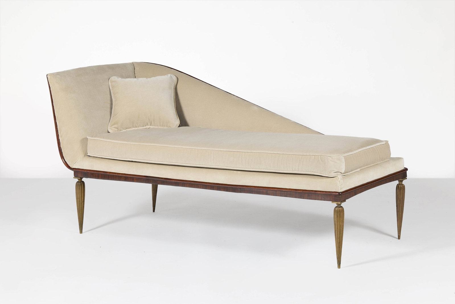 Jacques Emile RUHLMANN: Jacques Emile RUHLMANN Rare méridienne – 1928 Modèle 122AR - 354NR du référencier de l’artiste, en hêtre recouvert d’un placage de Palissandre des Indes et p