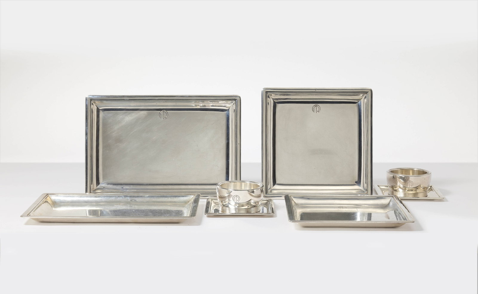 Jean PUIFORCAT: Jean PUIFORCAT Partie de service En argent, comprenant une paire de saucières à plateau fixe et doublure en métal, d’une paire de plats de service à corps rectangulaire et