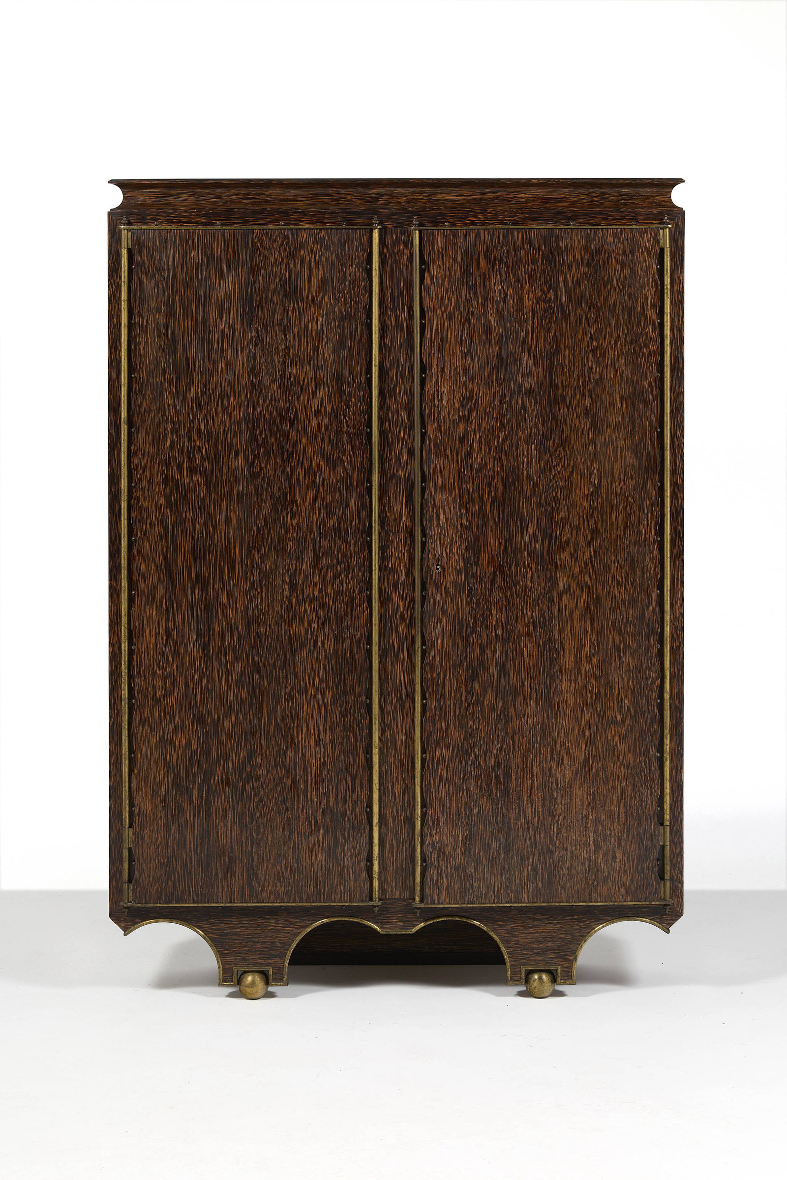 Eugène PRINTZ: Eugène PRINTZ Argentier – circa 1935 Entièrement plaqué de palmier, ouvrant par deux portes pleines à bordures en découpes. Portes et piétement soulignés de