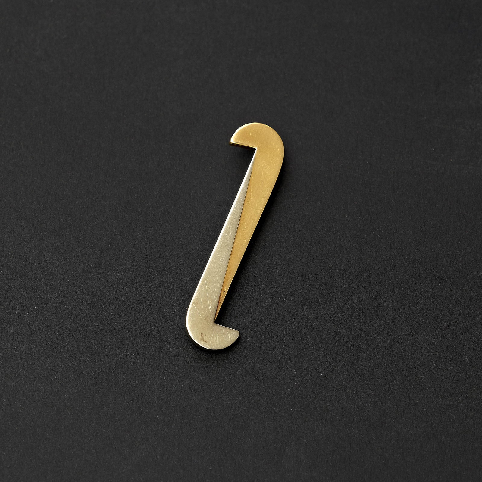 Raymond TEMPLIER: Raymond TEMPLIER (1891 - 1968) Broche moderniste – circa 1930 En or jaune et or gris 18K Signée «RAYMOND TEMPLIER» sur la tranche Longueur : 4,5 cm Poids brut : 5,82 g Provenance