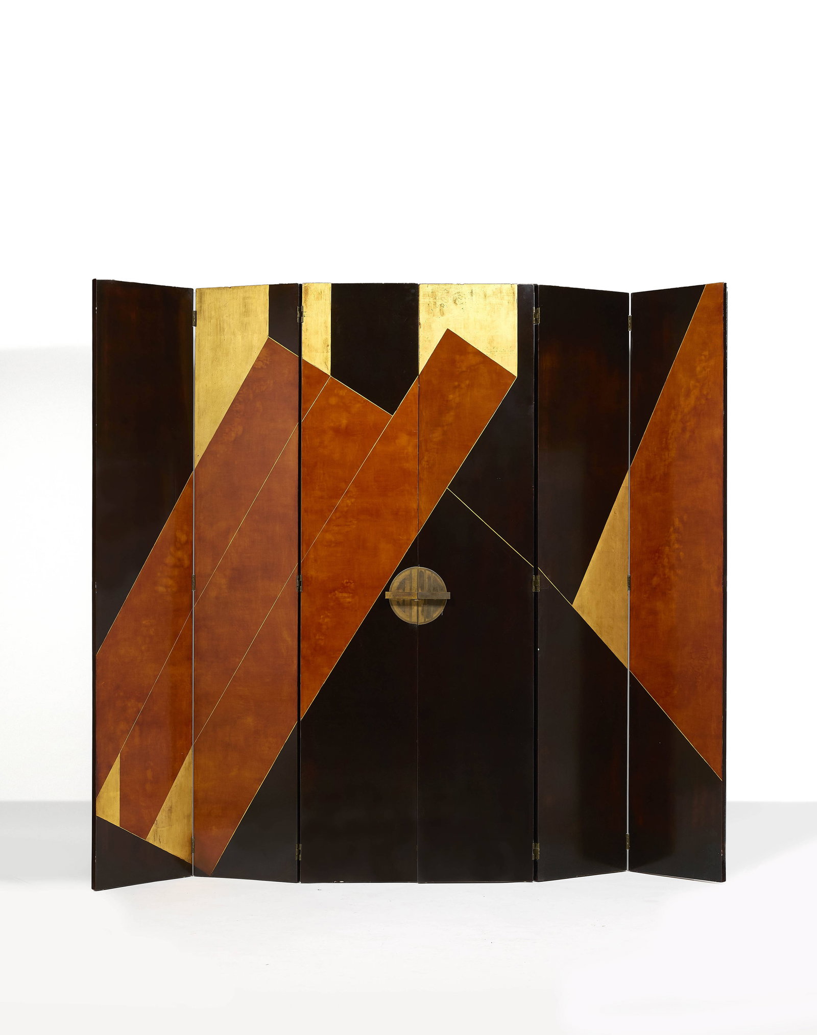 TRAVAIL ART DÉCO: TRAVAIL ART DÉCO Paravent à six feuilles formant double porte – circa 1930 Structure en chêne, à décor géométrique en laque orange nuagé sur fond noir,