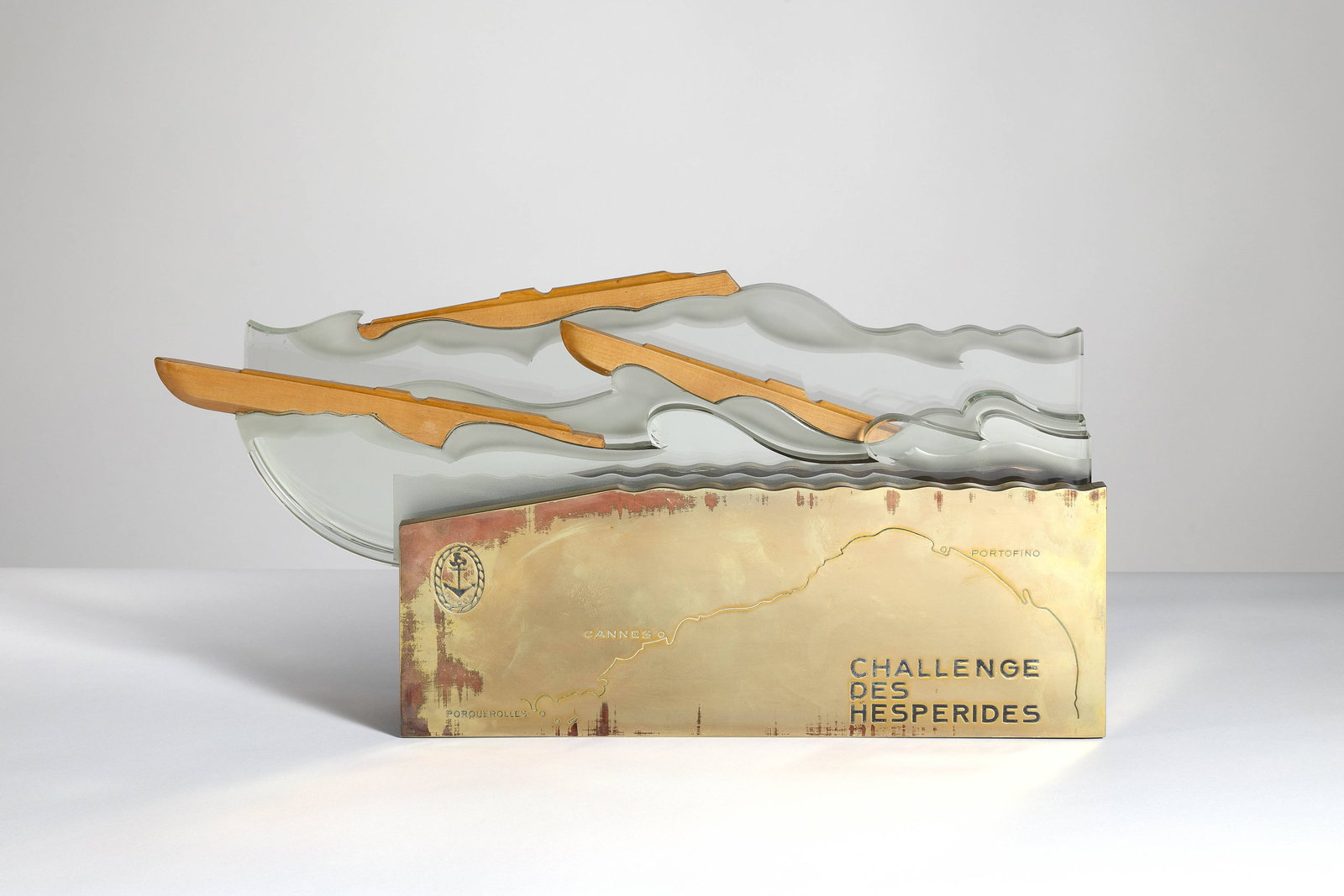 Jan & Joël MARTEL: Jan & Joël MARTEL (18666 - 1966 et 1896 - 1966) Trophée « Le Challenge des Hespérides » – circa 1934 Socle en laiton doré, verre poli et dépoli et 
