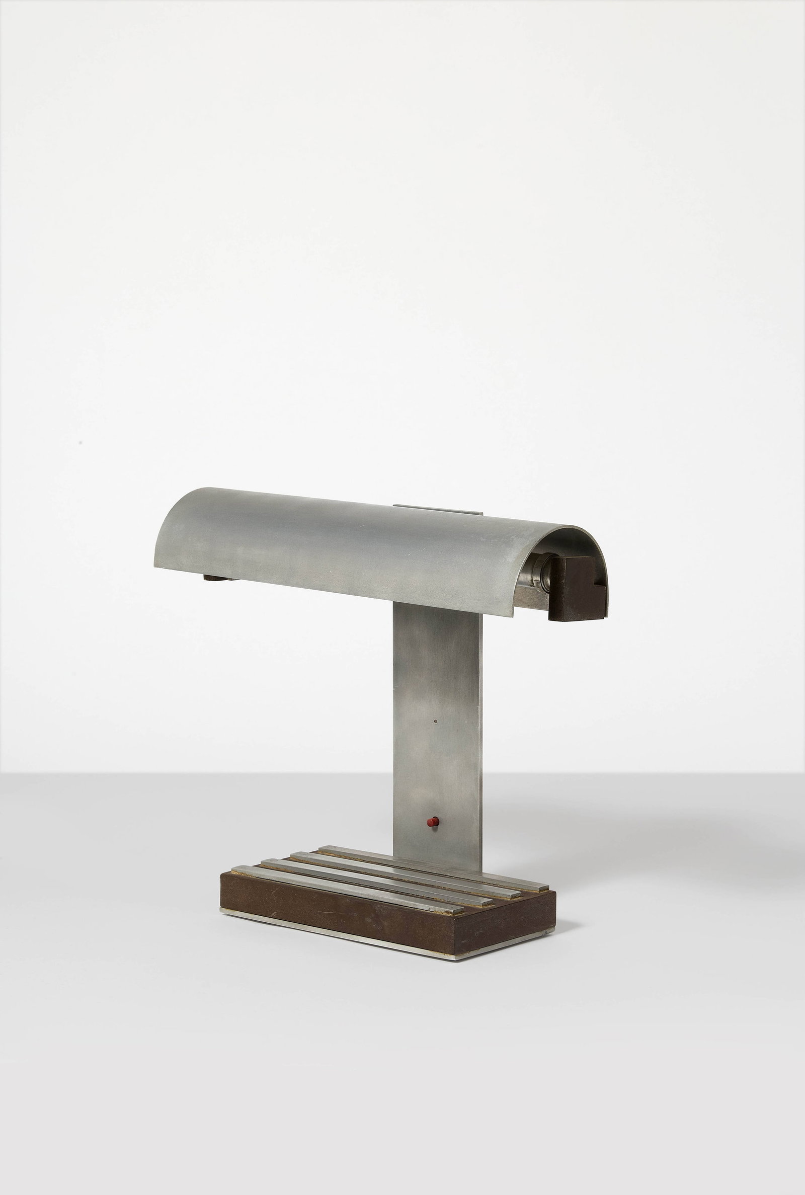 Jacques LE CHEVALLIER & René KOECHLIN: Jacques LE CHEVALLIER & René KOECHLIN (1896-1987 & 1866-1951) Lampe de bureau « type 37 » – circa 1928 Aluminium courbé et ébonite Monogrammée