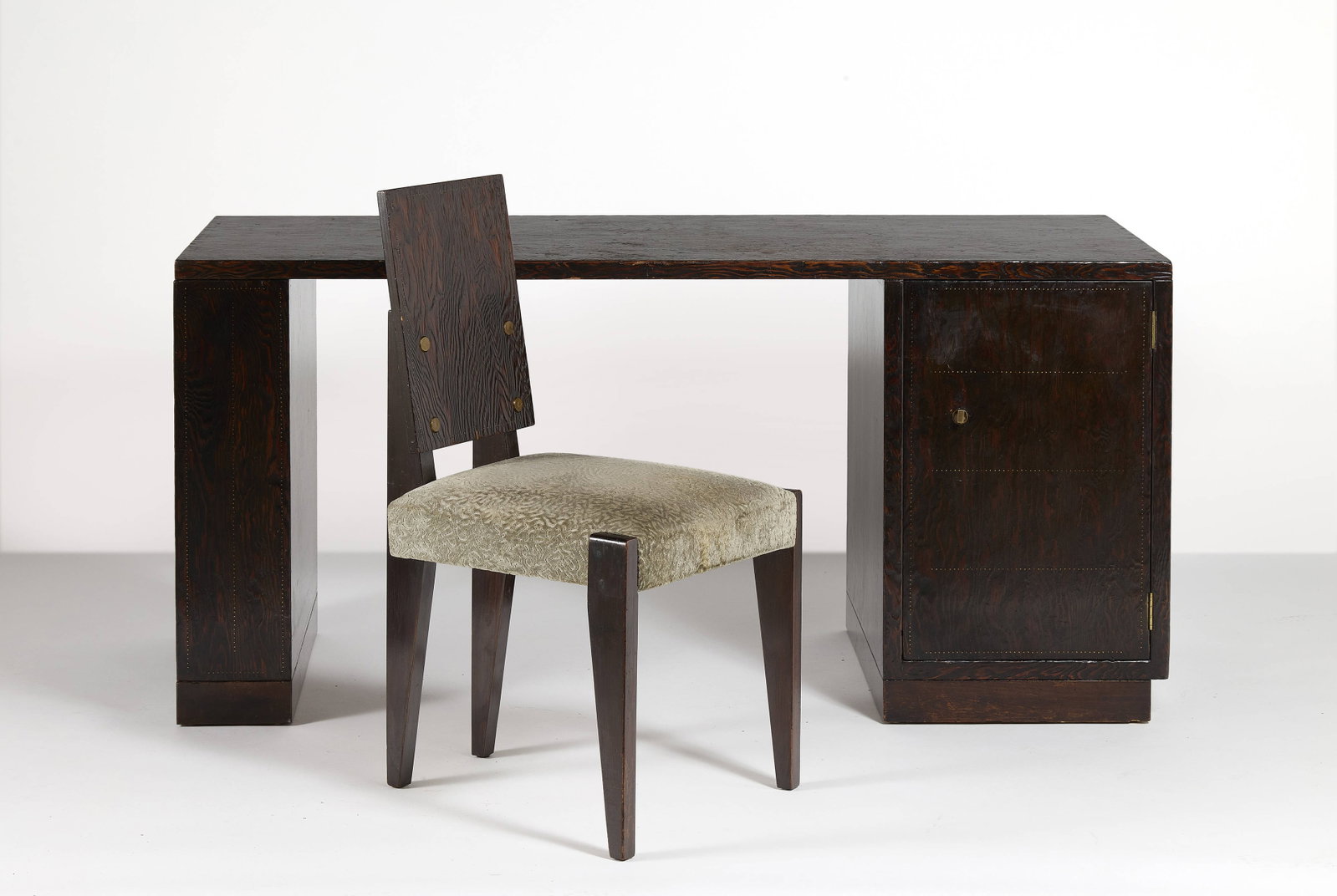 André SORNAY: André SORNAY Bureau et sa chaise – circa 1930 Pin d’Oregon clouté, à piétement latéral formé par une étagère amovible et un caisson fixe Signé