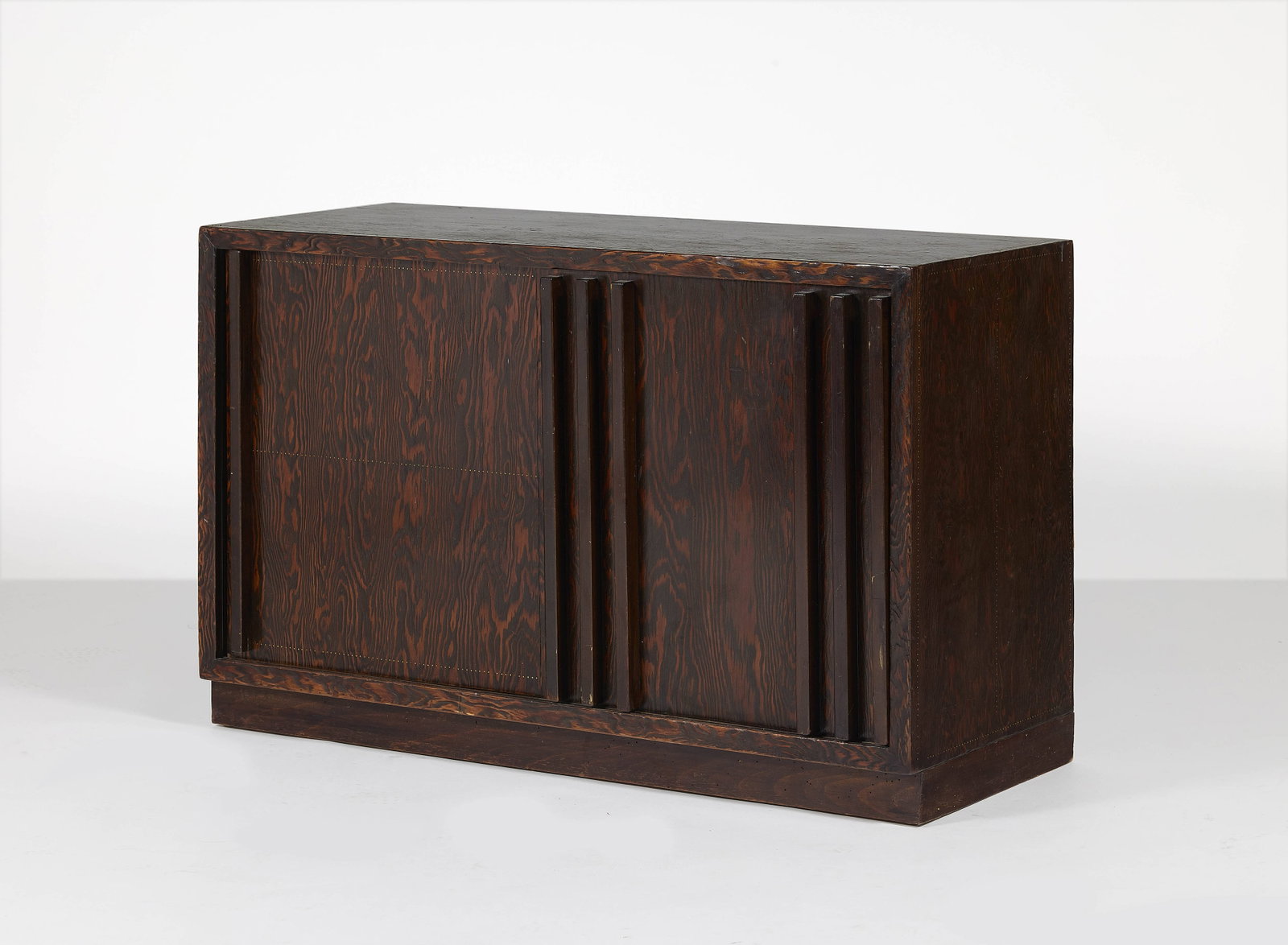 André SORNAY: André SORNAY Meuble de rangement – circa 1930 Pin d’Oregon clouté 71 × 102 × 45 cm Signé du cachet de l'artiste Provenance : Collection particulière, Lyon A