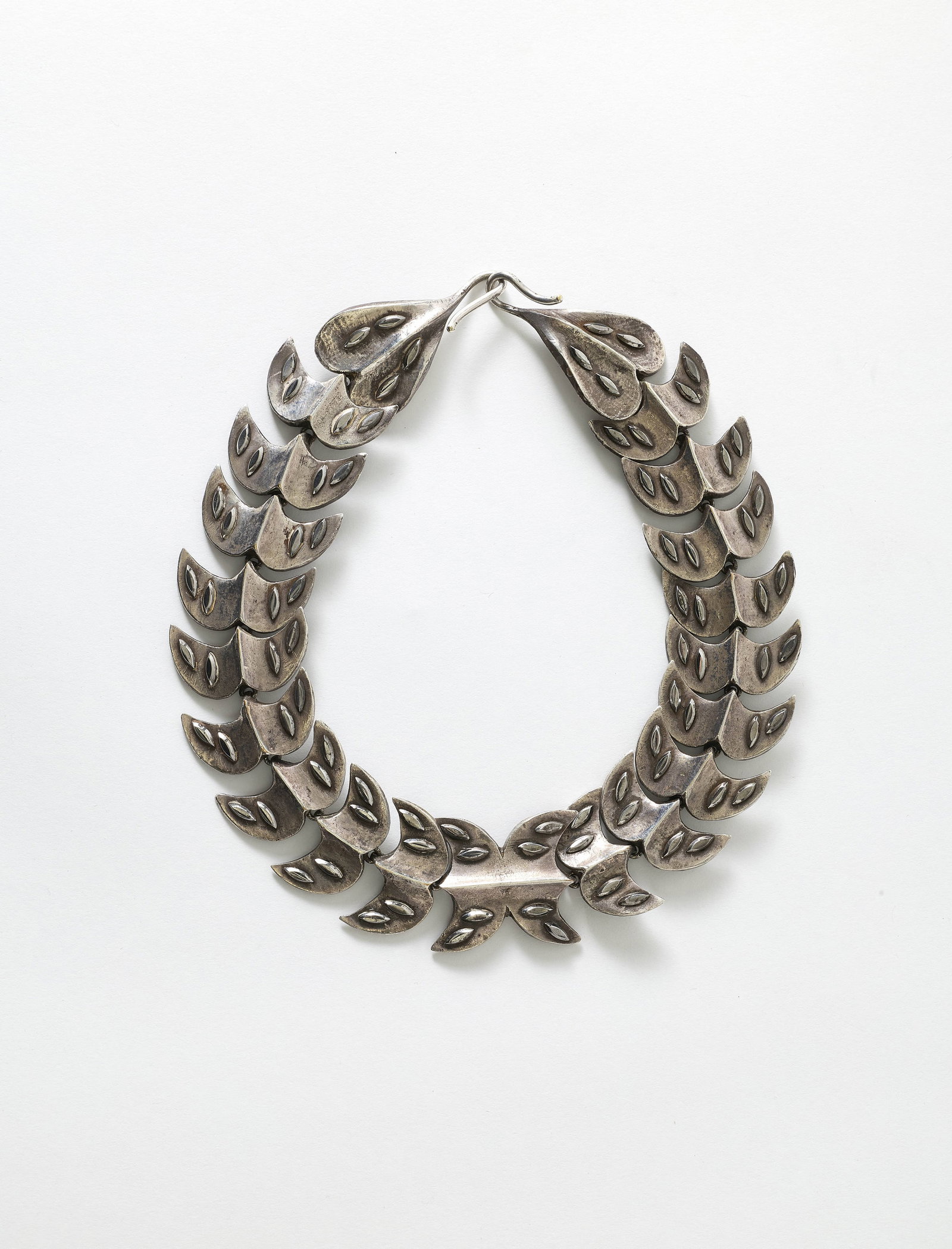 Line VAUTRIN: Line VAUTRIN Collier « Vertèbres » – modèle créé circa 1950 Bronze argenté Trace de signature sur le maillon servant d’attache Longueur : 44