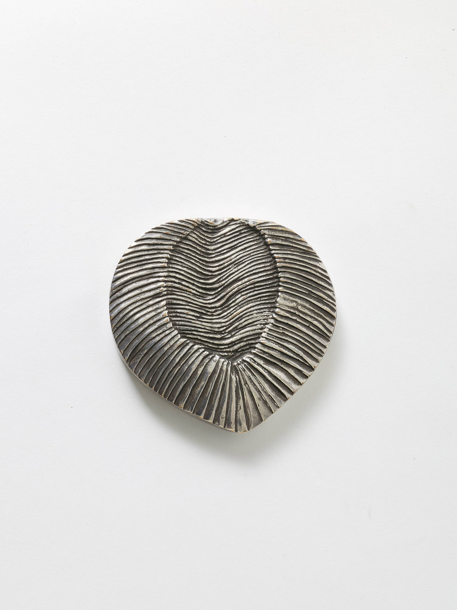 Line VAUTRIN: Line VAUTRIN Poudrier « Feuille » – modèle créé circa 1940 Bronze argenté et tissu Signé «Line Vautrin» au revers 1 × 9,5 × 9