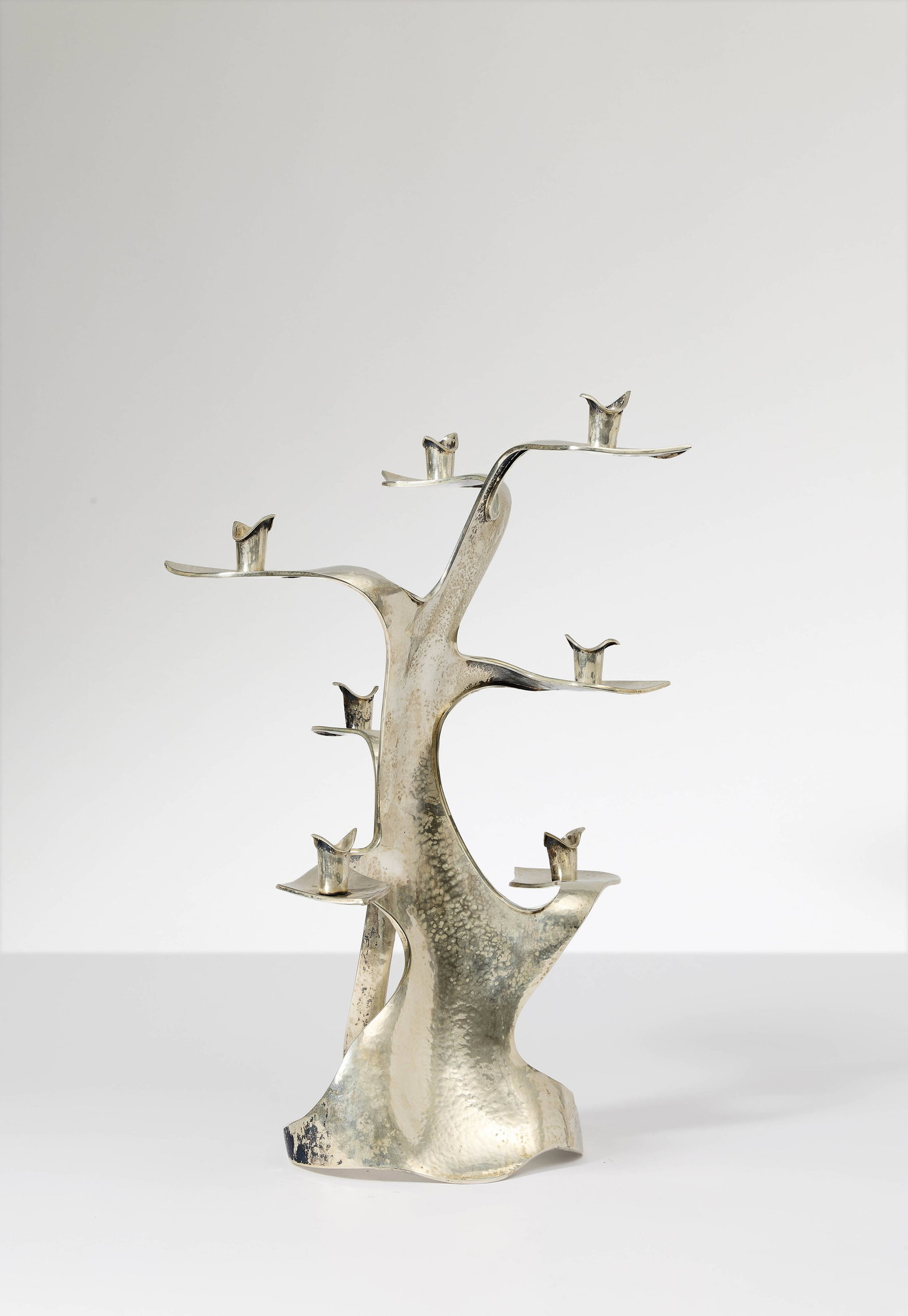Olga FINZI BALDI: Olga FINZI BALDI (XXe) Chandelier « Oscillant » – circa 1960 Argent martelé, à sept bras de forme organique 56 × 39 cm Poids brut : 1,67 kg A hammered