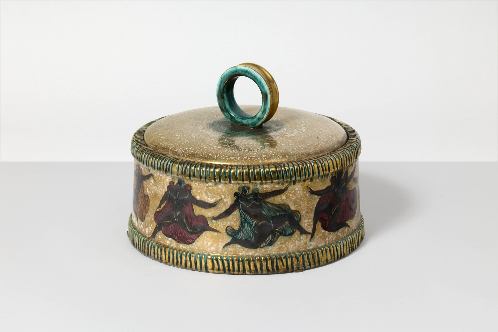 Jean MAYODON: Jean MAYODON Important pot couvert – circa 1940 Céramique émaillé polychrome sur fond rehaussé de dorure à décor de danseuses Manufacture de Sèvres Signée