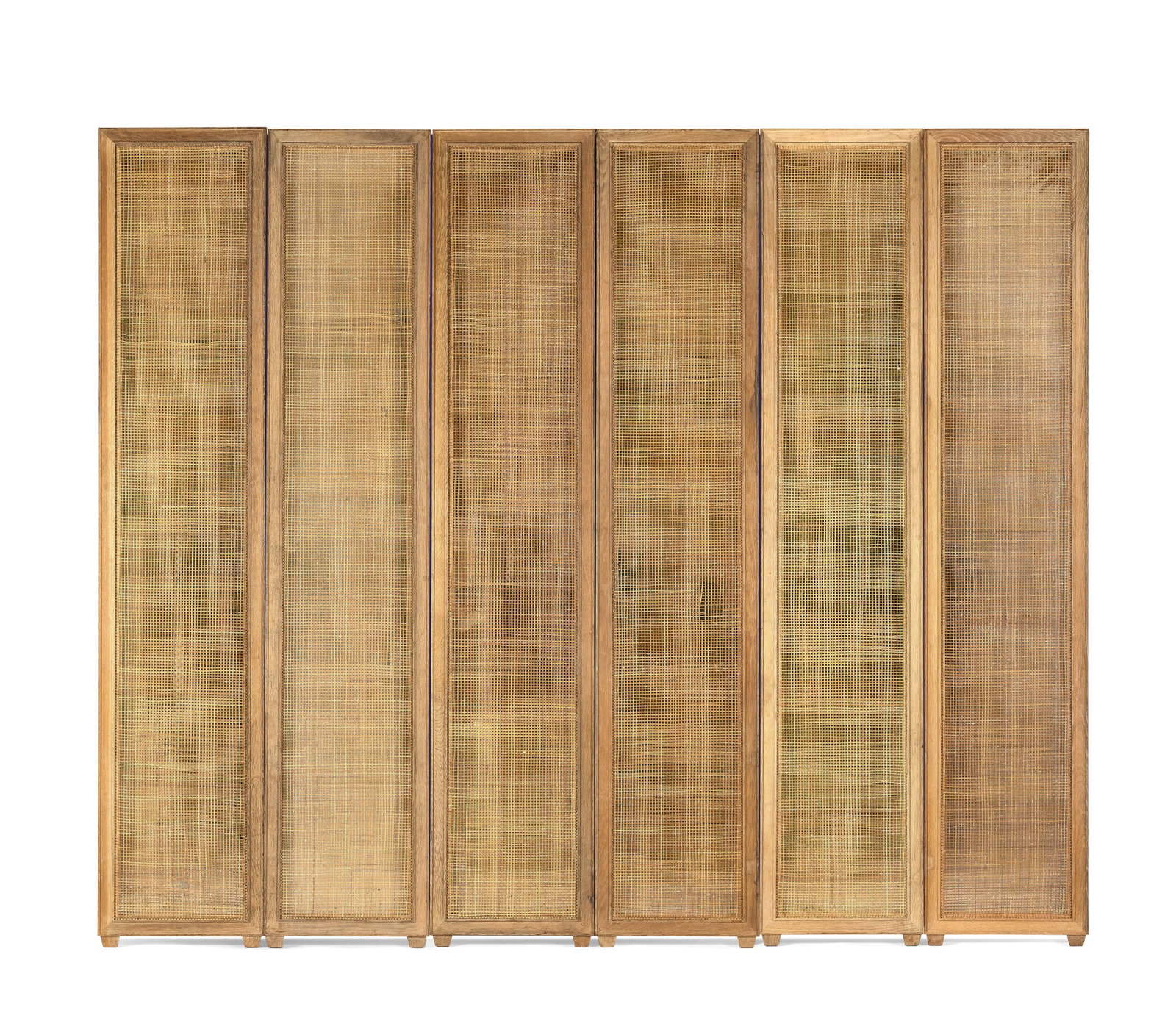 TRAVAIL DES ANNÉES 1940: TRAVAIL DES ANNÉES 1940 Paravent à six feuilles Structure en chêne, fond en miroir et tressage en rotin Chaque panneau : 250 × 50 × 4 cm An oakwood, woven rattan and mirror