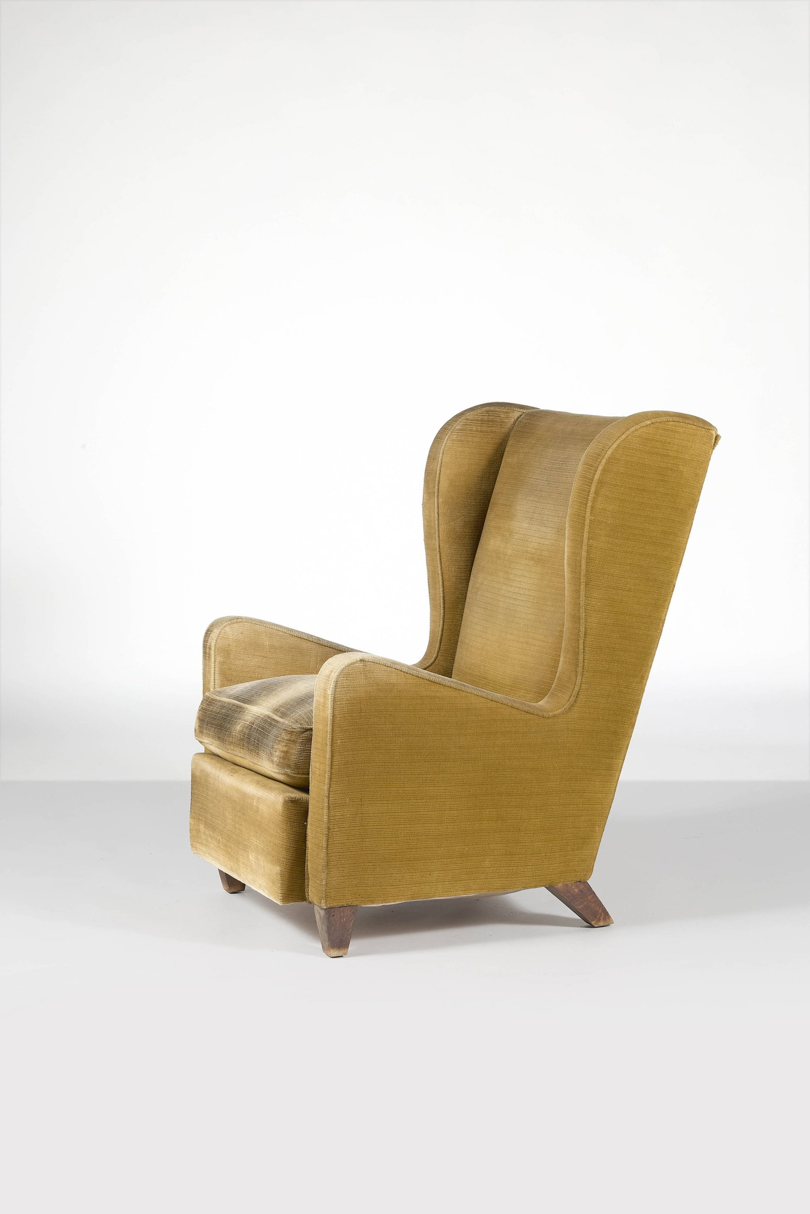 Jean Royère: Jean Royère Fauteuil « Souffleur » – circa 1960 Piètement en chêne teinté, tapissé de velours ocre 102 × 79 × 88 cm Bibliographie :