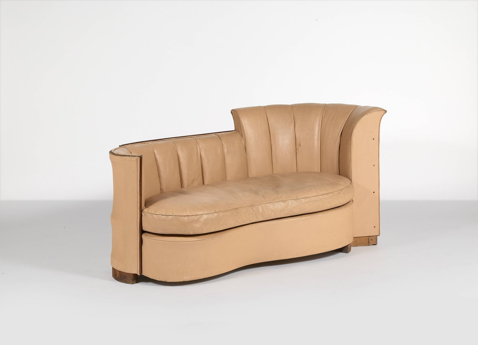 Jules LELEU: Jules LELEU Petit canapé « rognon », n° 2021 – modèle créé en 1935 Structure en hêtre et chêne, garniture façon cuir (remplacée