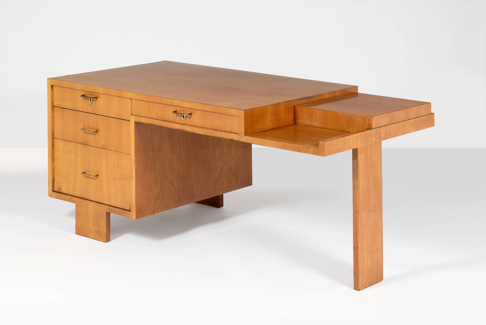 Jacques QUINET: Jacques QUINET Bureau – circa 1960 Structure recouverte de placage de merisier et poignées en laiton 75 × 170 × 80 cm Provenance : Commande spéciale pour un bureau