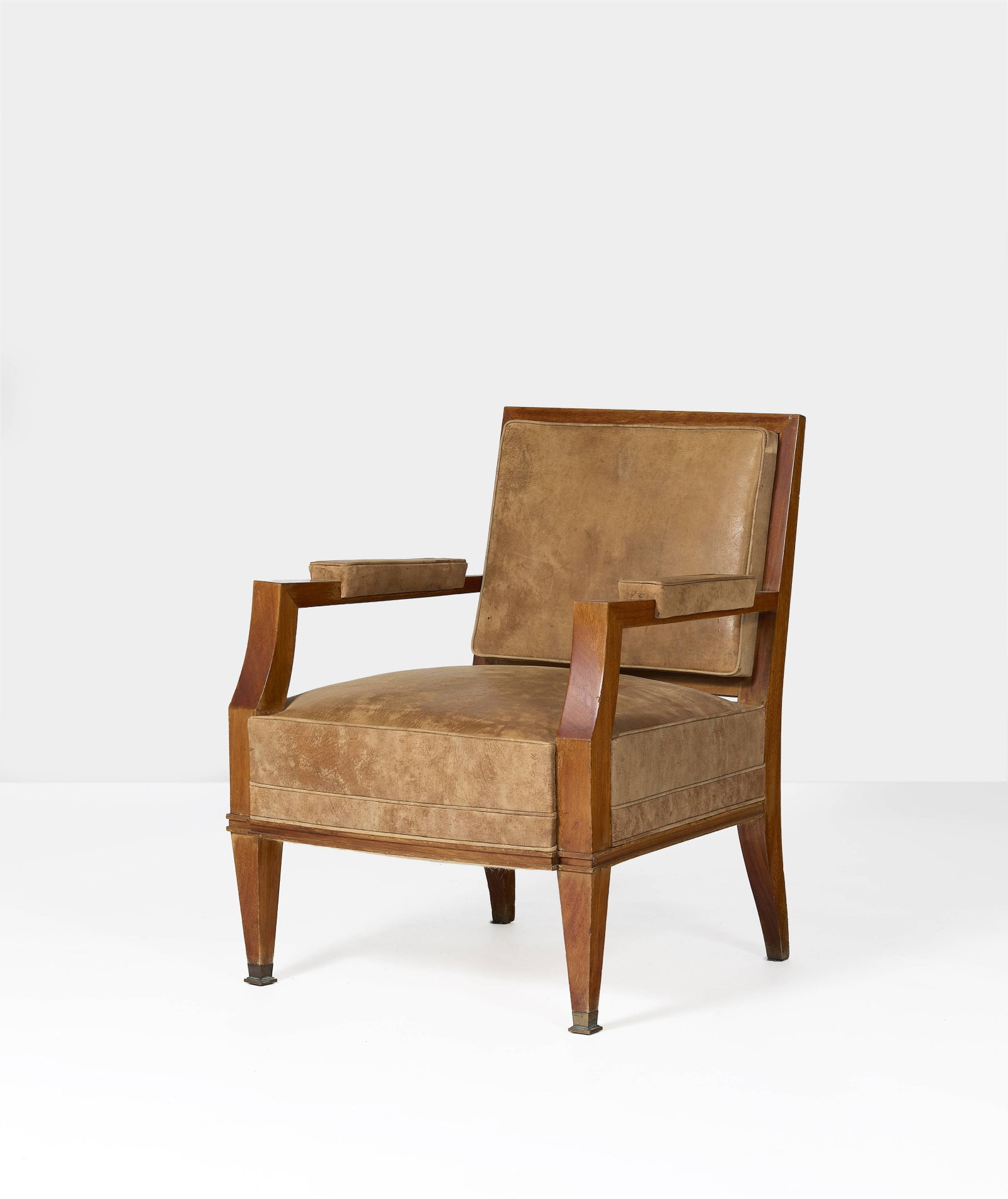 Jacques QUINET: Jacques QUINET Fauteuil – circa 1960-1961 Structure en sipo, assise et dossier recouverts de similicuir et sabots antérieurs en bronze doré 82 × 63 × 66 cm Provenance :