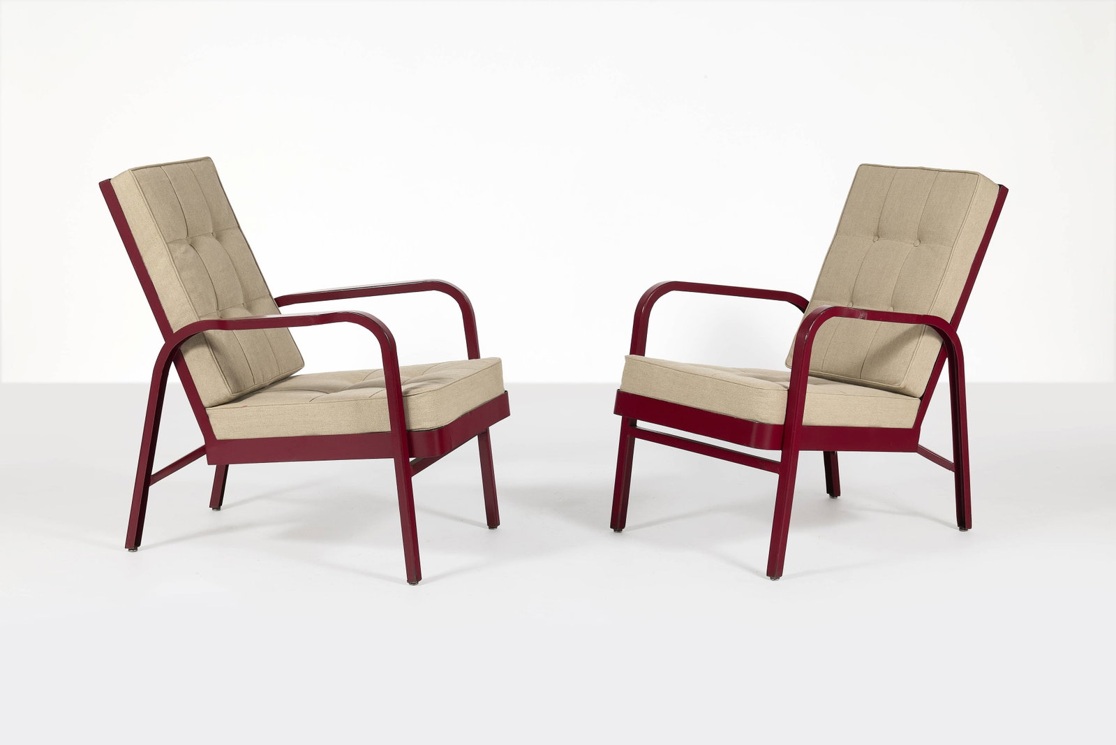 Jean PROUVÉ pour Jules LELEU: Jean PROUVÉ pour Jules LELEU (1901-1984 & 1883-1961) Paire de fauteuils – circa 1935 Structure en acier laqué rouge et tissu crème 95 × 60,5 × 82 cm Provenance :