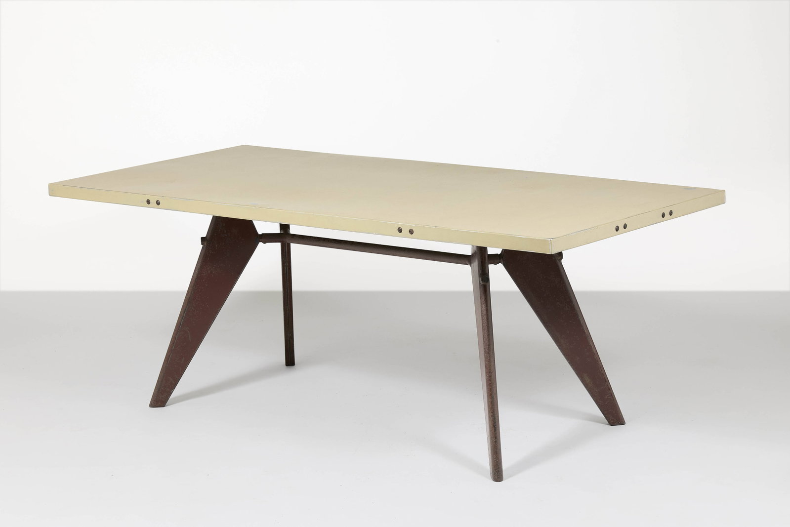 Jean Prouvé: Jean Prouvé Table « S.A.M Tropique » modèle 503 – 1951 Piètement démontable en tôle d’acier pliée et laquée brun «Van Dyck