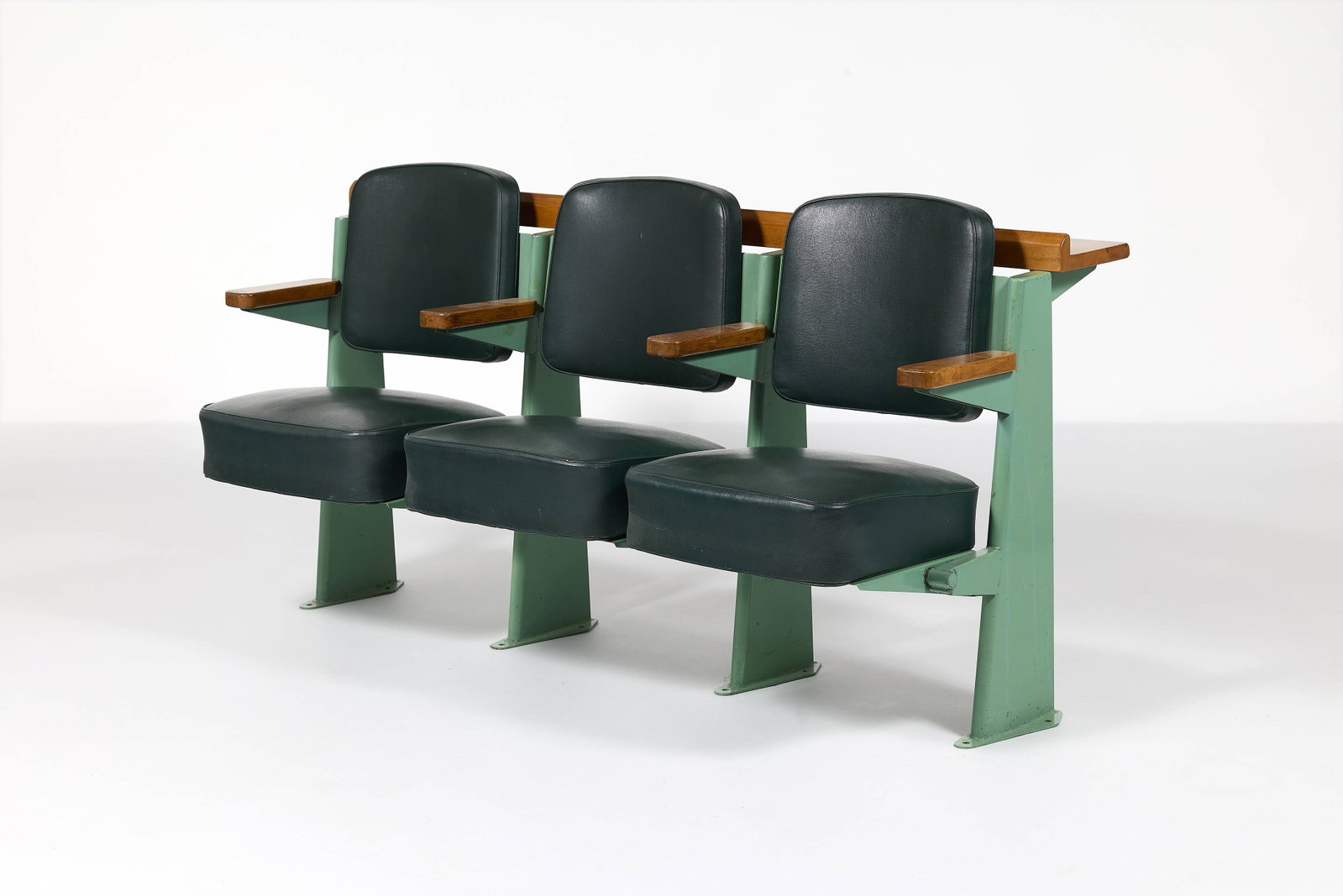 Jean Prouvé: Jean Prouvé Banc d’amphithéâtre – circa 1953 Structure en tôle d’acier pliée laquée, assise et dossier recouverts de skaï vert, accoudoirs et table