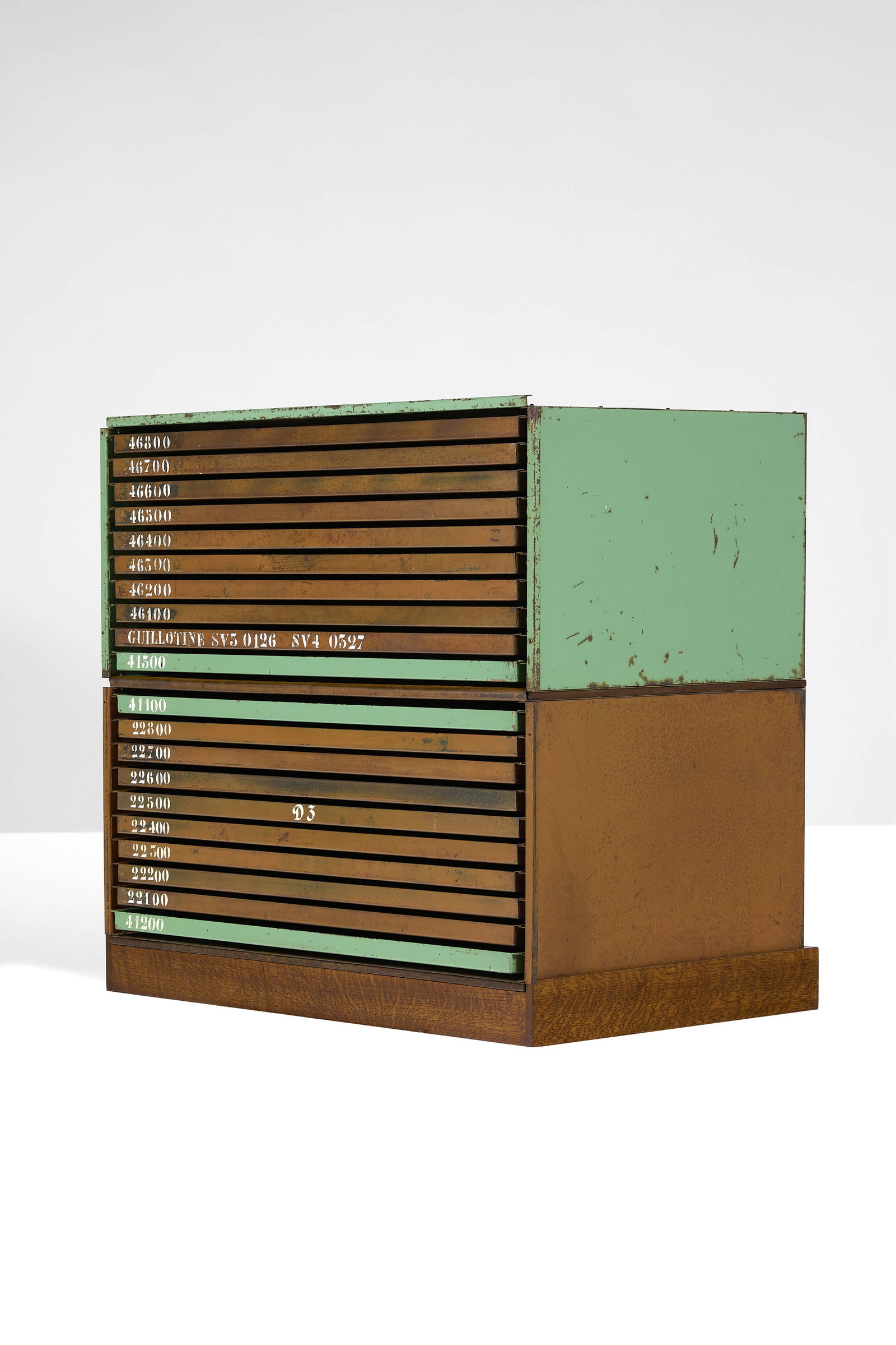Ateliers Jean Prouvé: Ateliers Jean Prouvé Paire de casiers – circa 1950 Structure en acier laqué et base en chêne Hauteur totale : 93 × 98 × 63 cm Chaque casier : 43 × 98 × 61 cm