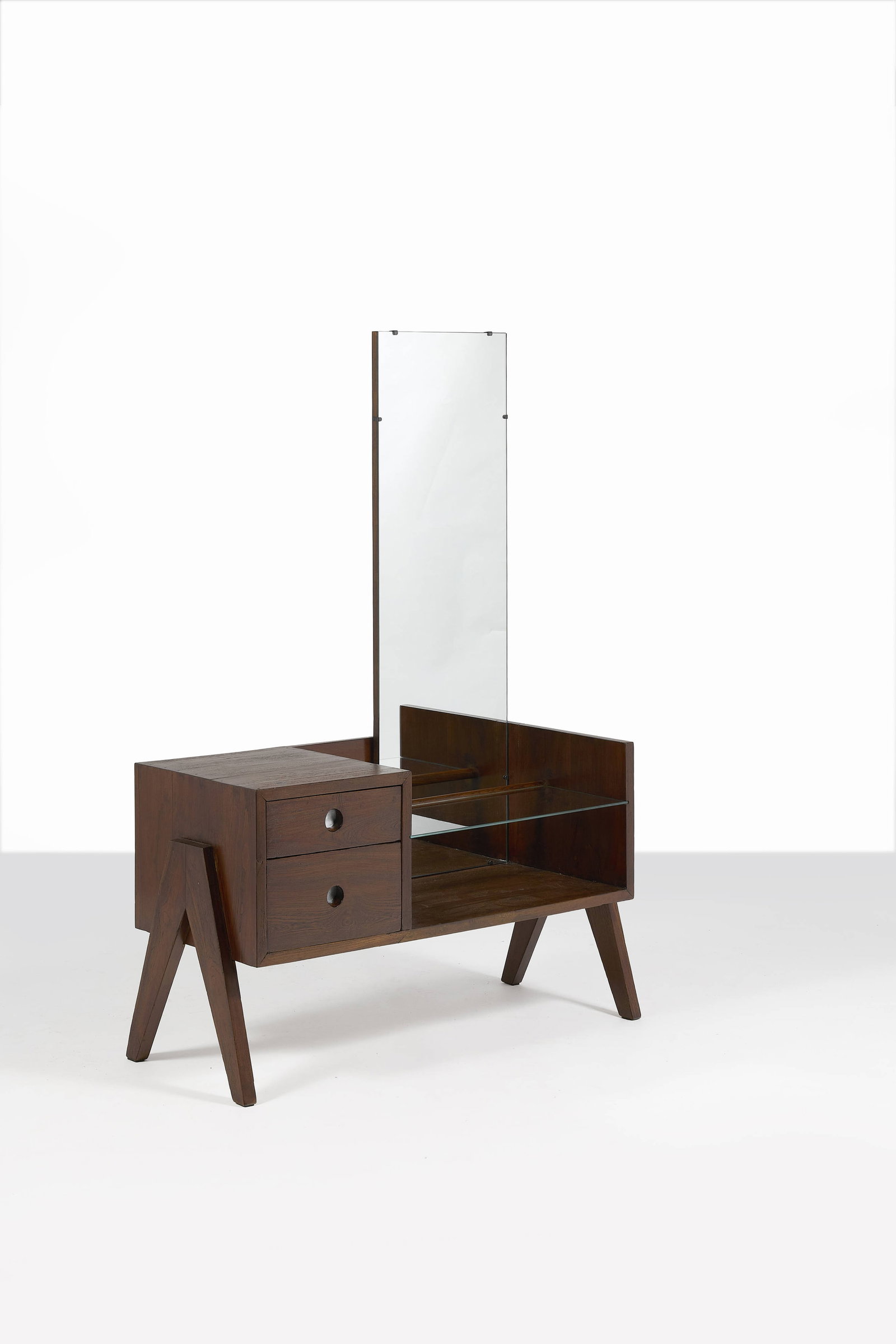Pierre JEANNERET: Pierre JEANNERET Coiffeuse « Dressing table » – circa 1955-1956 Structure en teck massif et plaqué, verre, miroir et façades des tiroirs doublées d’aluminium 156