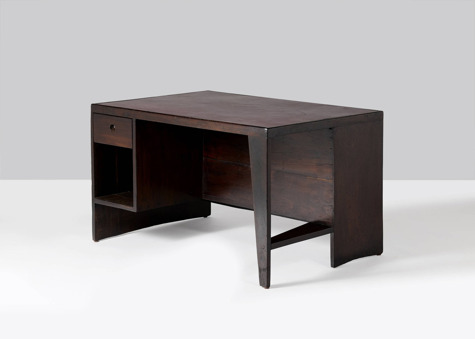 Pierre JEANNERET: Pierre JEANNERET Bureau « Office table » – circa 1957 Structure en teck massif et plaqué, plateau recouvert de cuir bordeaux et façade du tiroir doublée