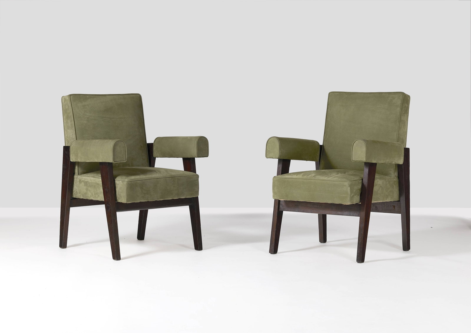Pierre JEANNERET: Pierre JEANNERET Paire de fauteuils « Advocate chair » – circa 1955 Teck et daim vert olive 88 × 65 × 62 cm Provenance : Bâtiments administratifs, Chandigarh, Inde