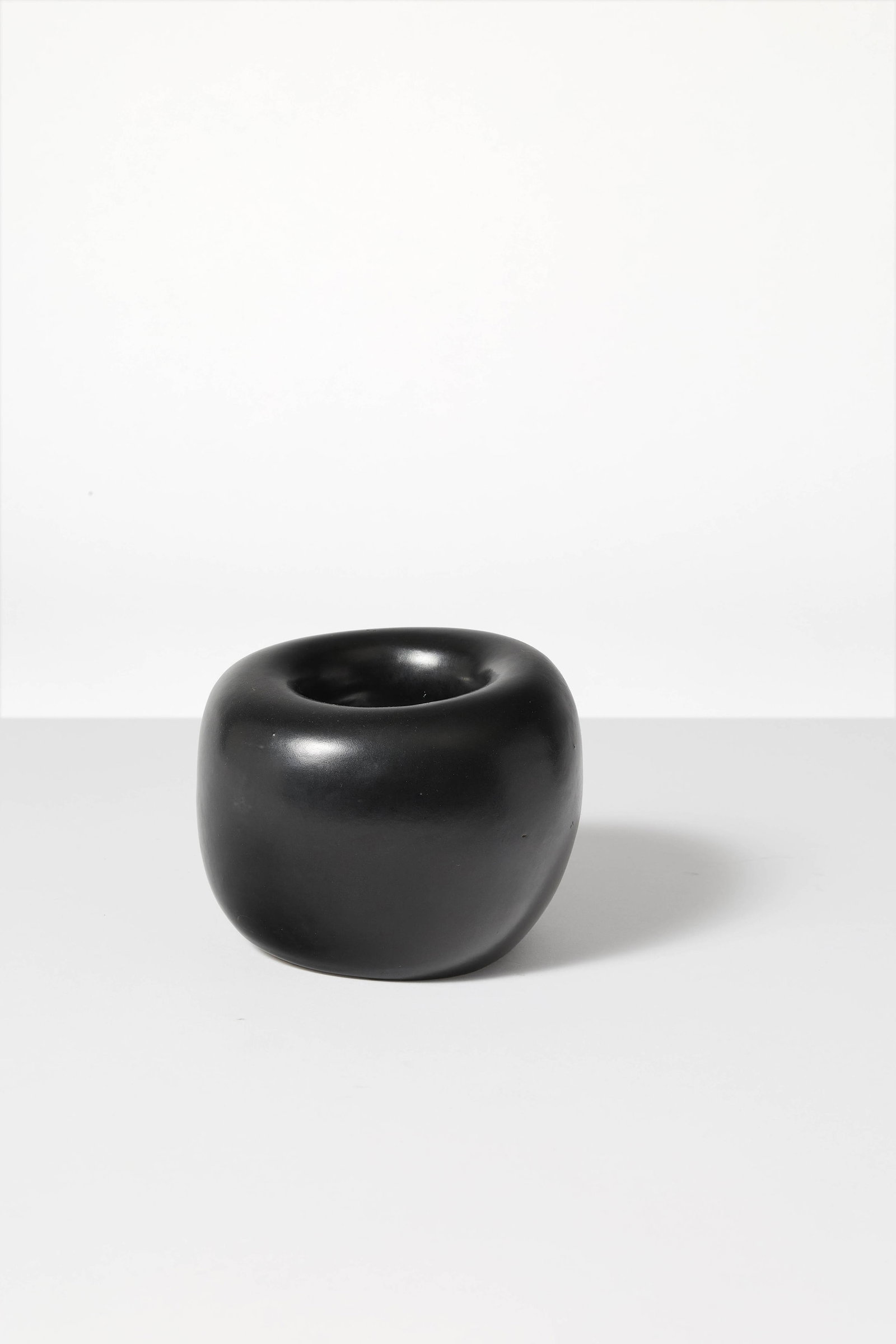 Georges JOUVE: Georges JOUVE Vase « Cratère » – circa 1957 Céramique émaillée noire Signé «Jouve» et portant le signe de l’Alpha sous la base 10,5 ×