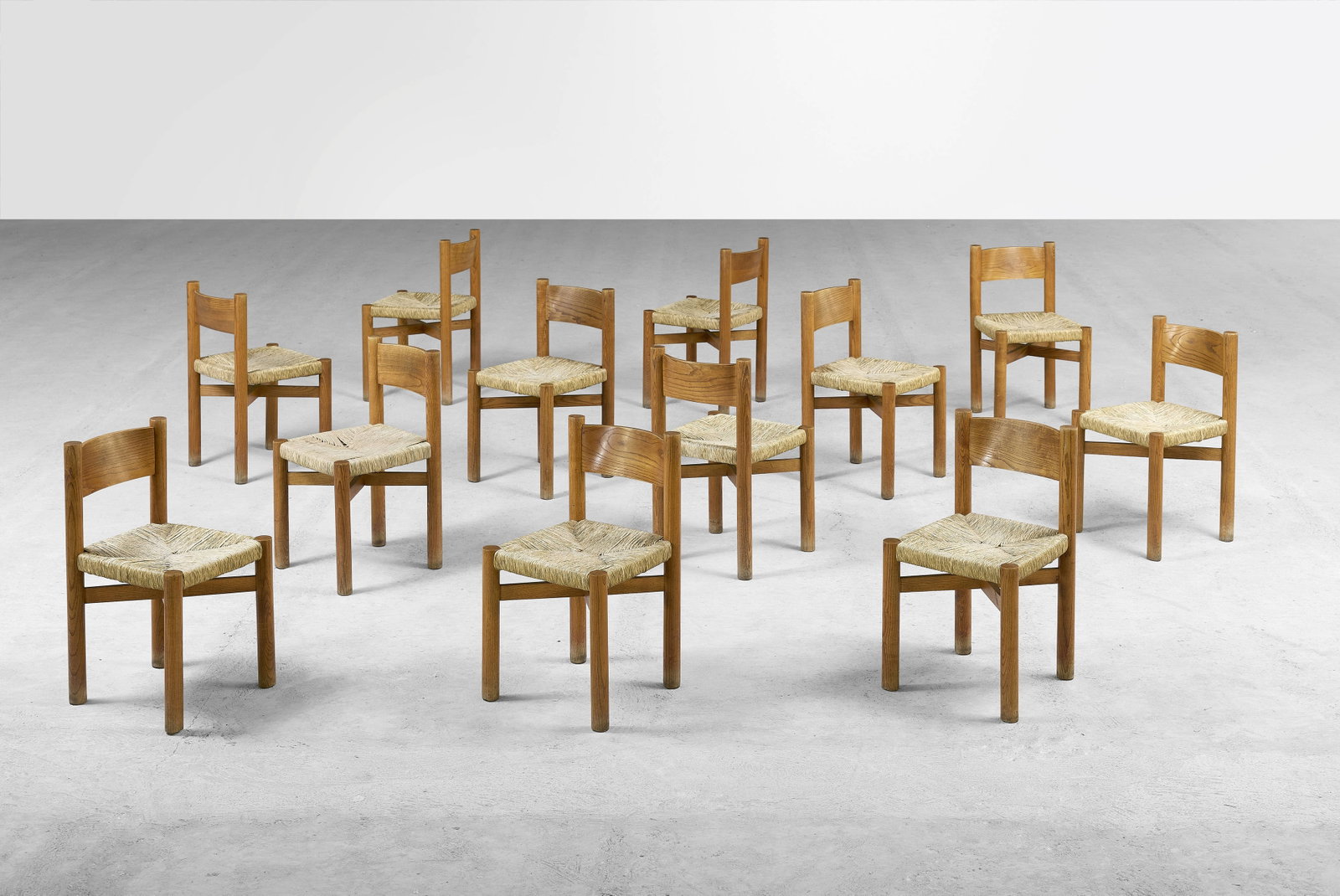 Charlotte PERRIAND: Charlotte PERRIAND Suite de douze chaises « Méribel » – modèle créé en 1939 Structure en frêne, assise en paille Édition Steph Simon 76 × 42,5