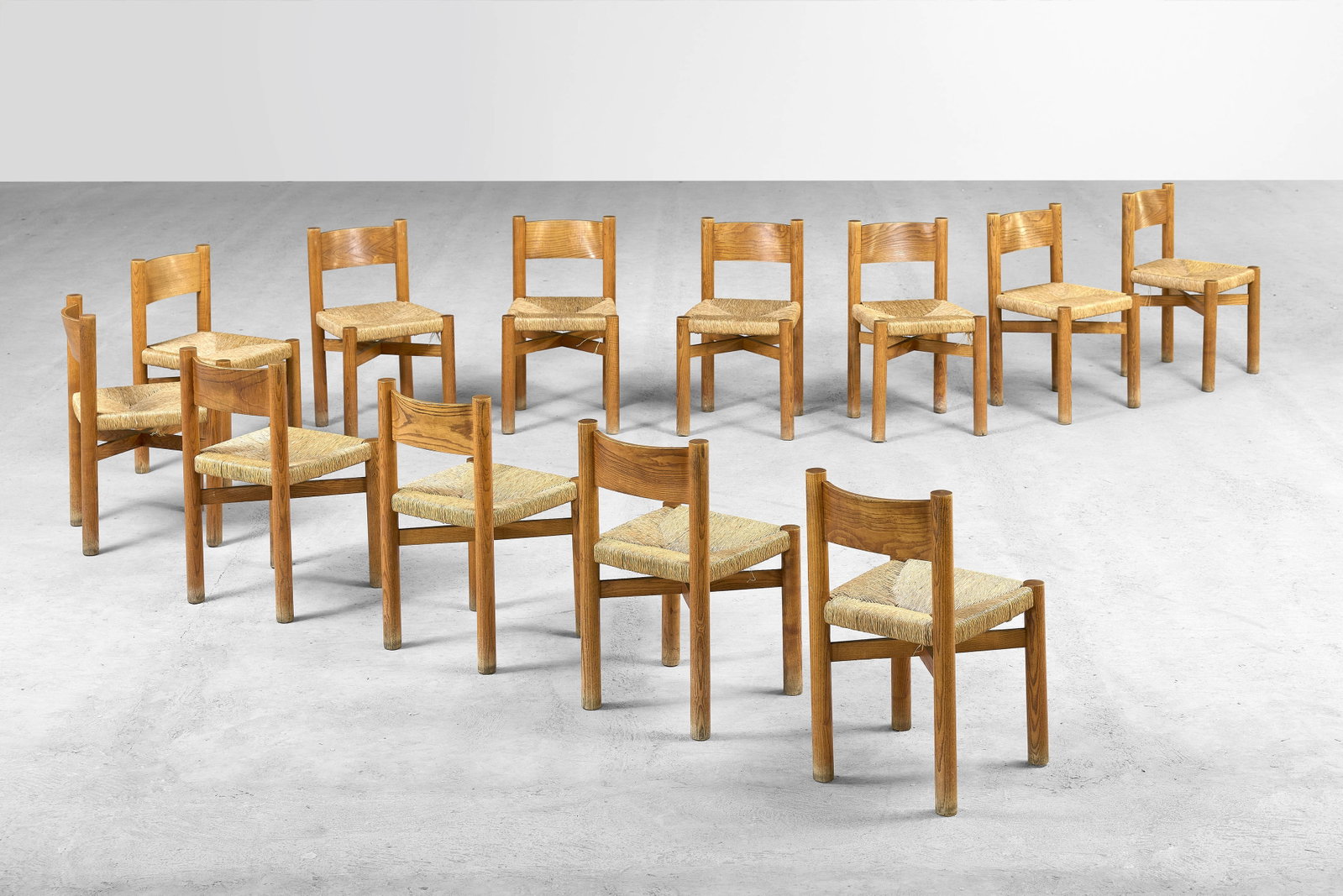 Charlotte PERRIAND: Charlotte PERRIAND Suite de douze chaises « Méribel » – modèle créé en 1939 Structure en frêne, assise en paille Édition Steph Simon 76 × 42,5