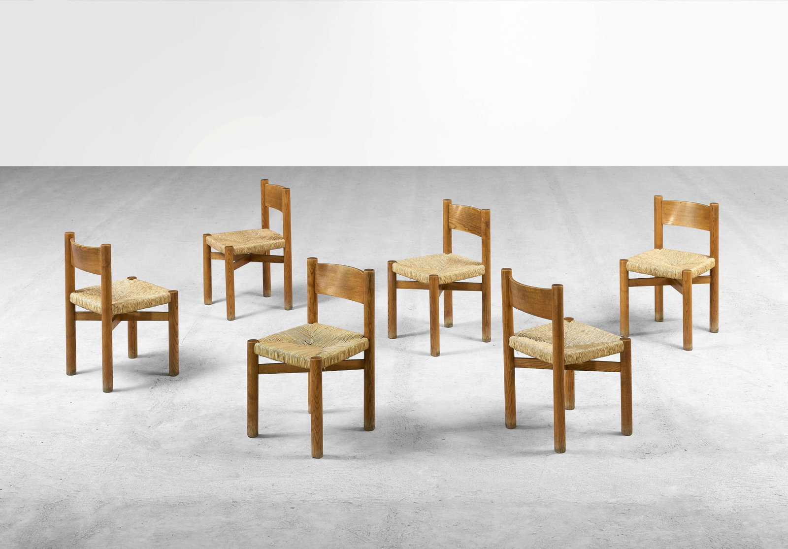 Charlotte PERRIAND: Charlotte PERRIAND Suite de six chaises « Méribel » – modèle créé en 1939 Structure en frêne, assise en paille Édition Steph Simon 76 × 42,5 × 4