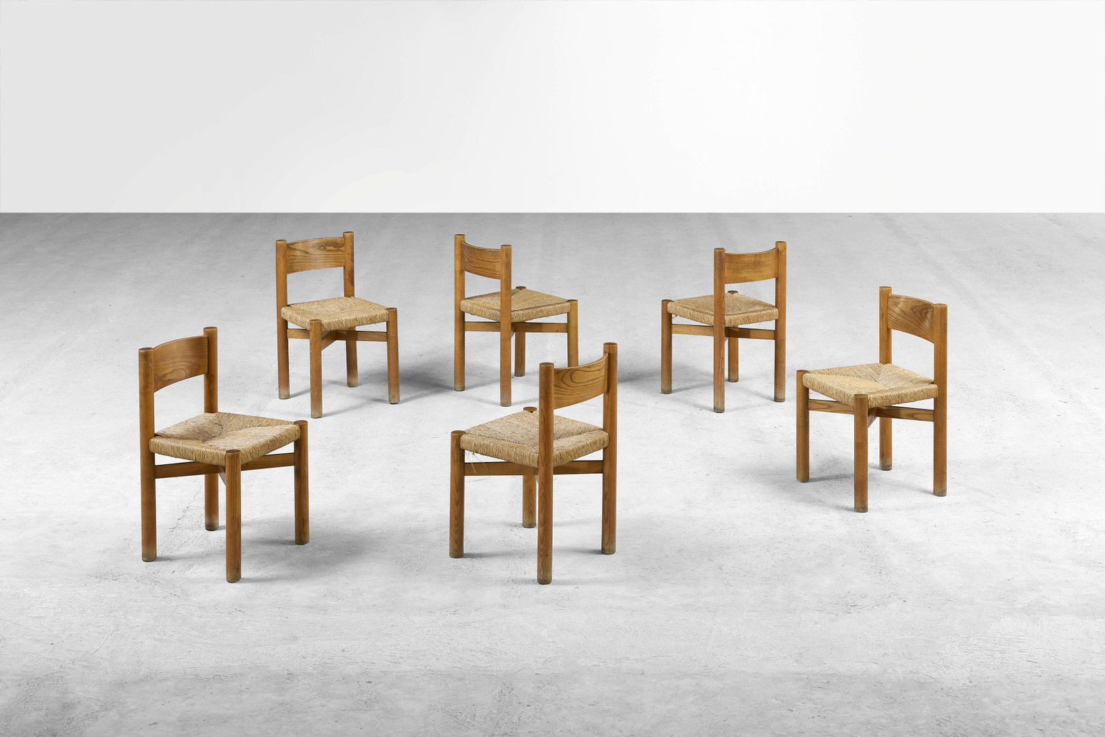 Charlotte PERRIAND: Charlotte PERRIAND Suite de six chaises « Méribel » – modèle créé en 1939 Structure en frêne, assise en paille Édition Steph Simon 76 × 42,5 × 4
