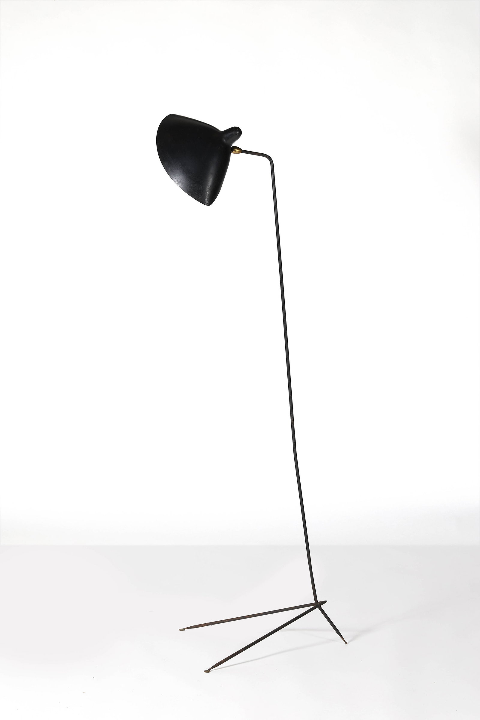 Serge MOUILLE: Serge MOUILLE « Lampadaire simple » – 1953 Métal laqué noir, aluminium laqué noir et blanc, laiton 180 × 57 cm Bibliographie : Pierre Emile Pralus, Serge Mouille,